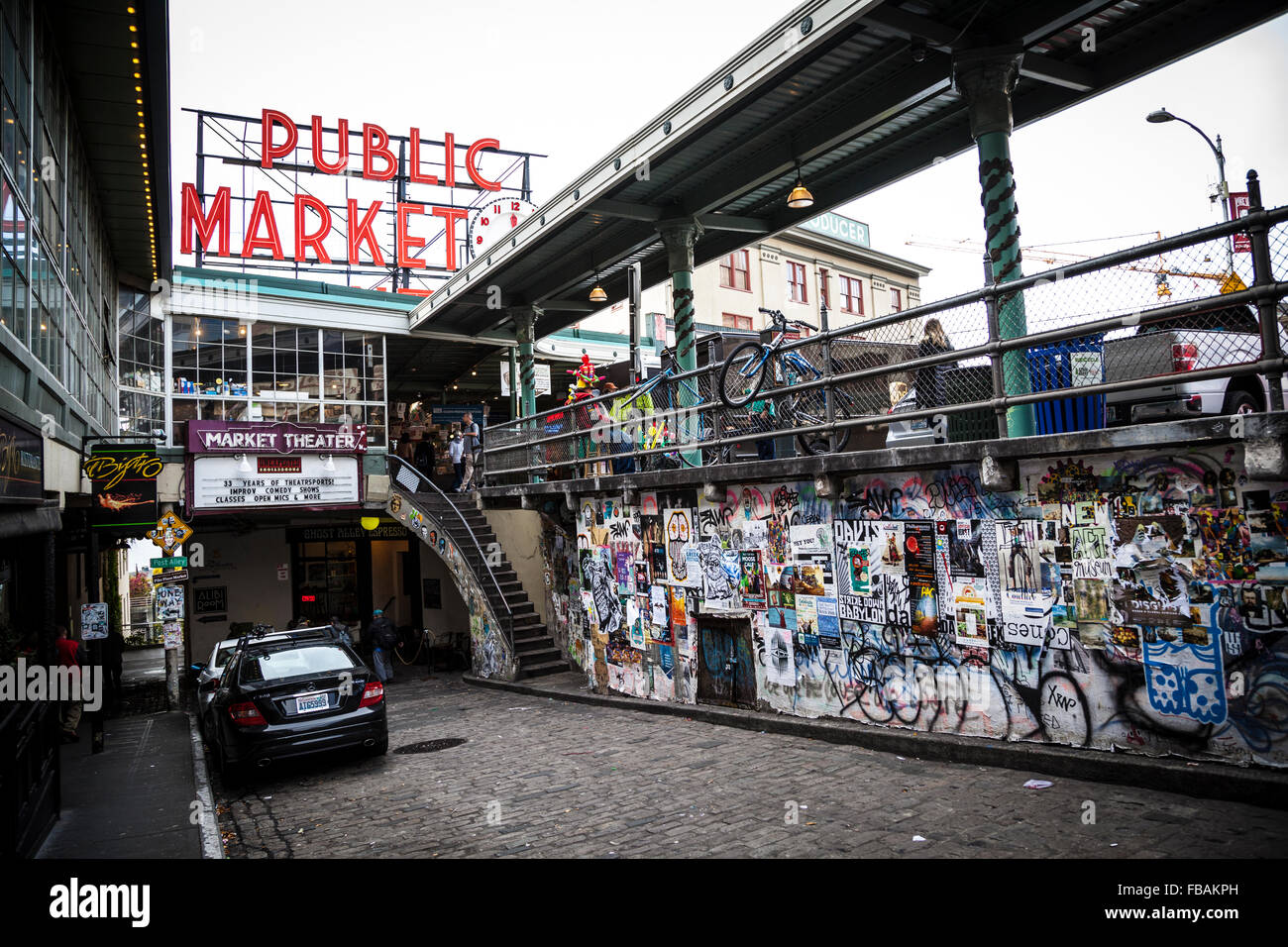 Mann zu Fuß in die Post-Gasse unter Pike Place Market in Seattle, Washington state Stockfoto