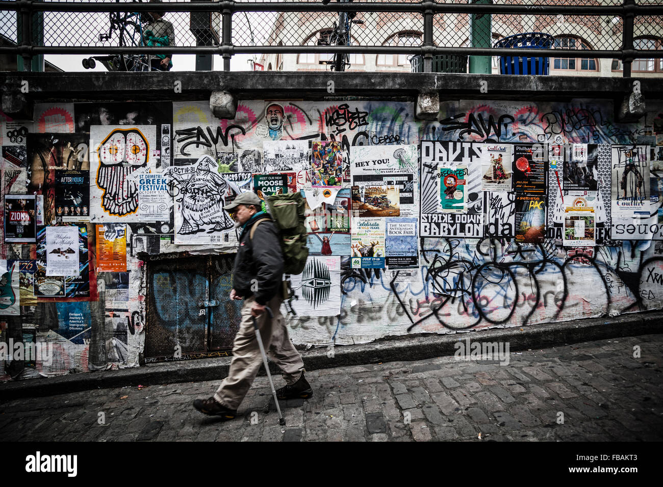 Mann zu Fuß in die Post-Gasse unter Pike Place Market in Seattle, Washington state Stockfoto