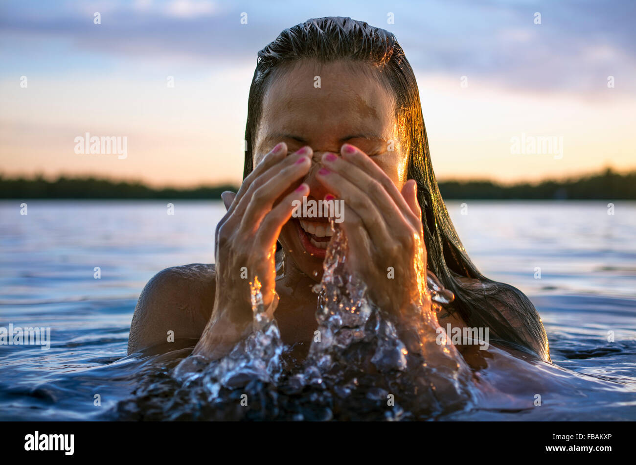Finnland, Pohjanmaa, Luoto, junge Frau aus Wasser Stockfoto