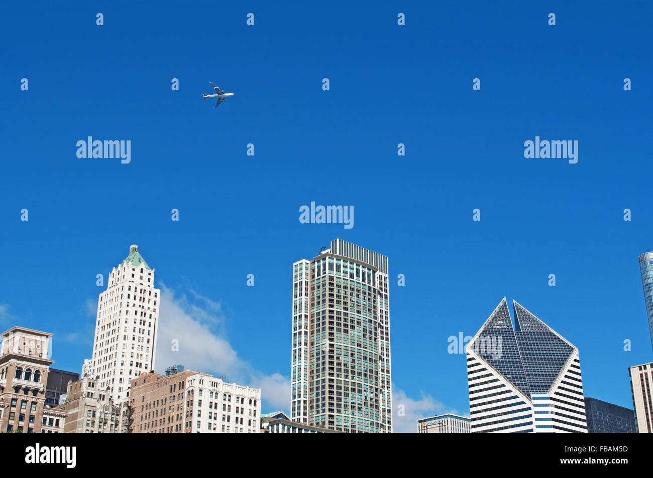 Illinois, Vereinigte Staaten von Amerika, USA: ein Flugzeug auf der Skyline von Chicago fliegen, Wolkenkratzer Stockfoto