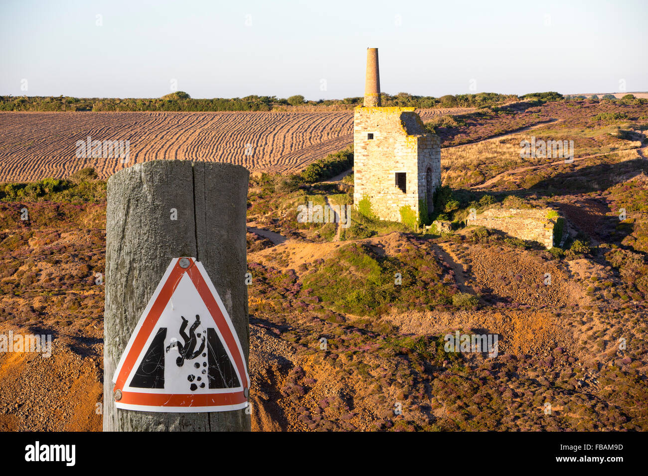 Einer verlassenen Zinnmine in Porthtowan an der Küste von North Cornish, UK. Stockfoto