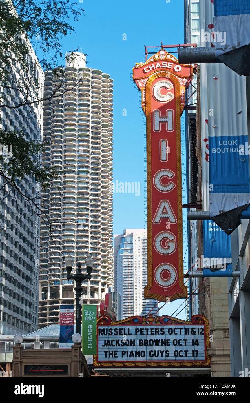 Vereinigte Staaten von Amerika, USA: die Skyline von Chicago, mit Blick auf den Chicago Theater an der North State Street im Schleifenbereich von Chicago, Illinois Stockfoto