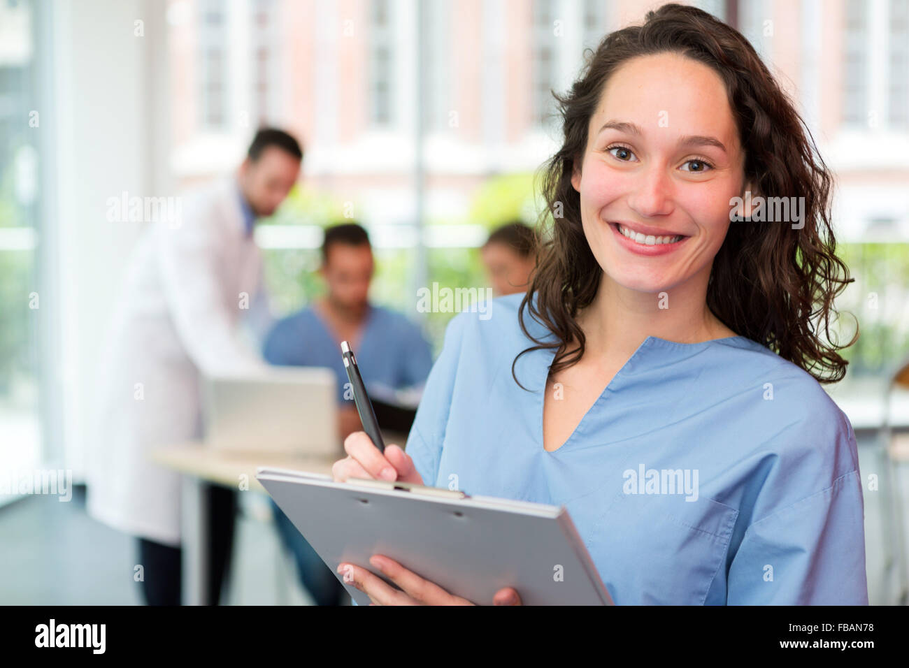 Blick auf eine junge attraktive Krankenschwester am Klinikum Stockfoto