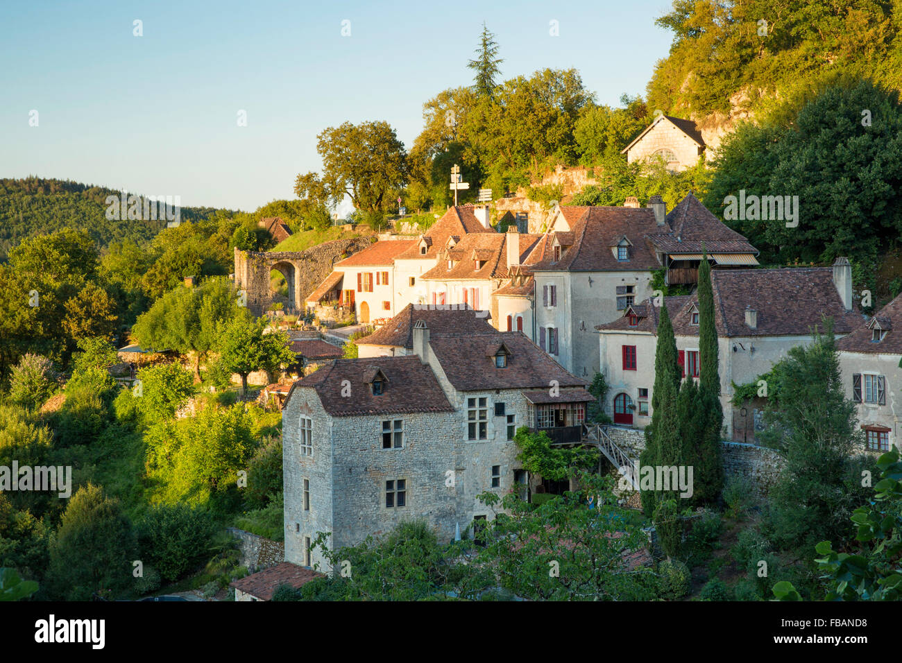 Am Abend Sonnenlicht über mittelalterliche Stadt von Saint-Cirq-Lapopie, Midi-Pyrenäen, Frankreich Stockfoto