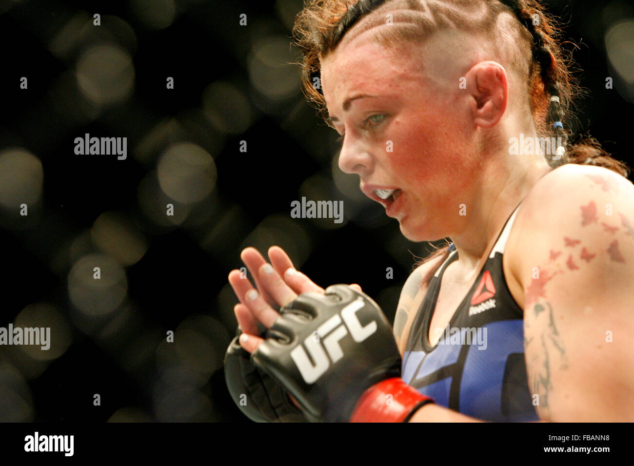 Joanne Calderwood Niederlagen Courtney Casey in UFC Fight Night 72: Bisping Vs Leites bei der SSE Hydro am Samstag 18. Jul Stockfoto
