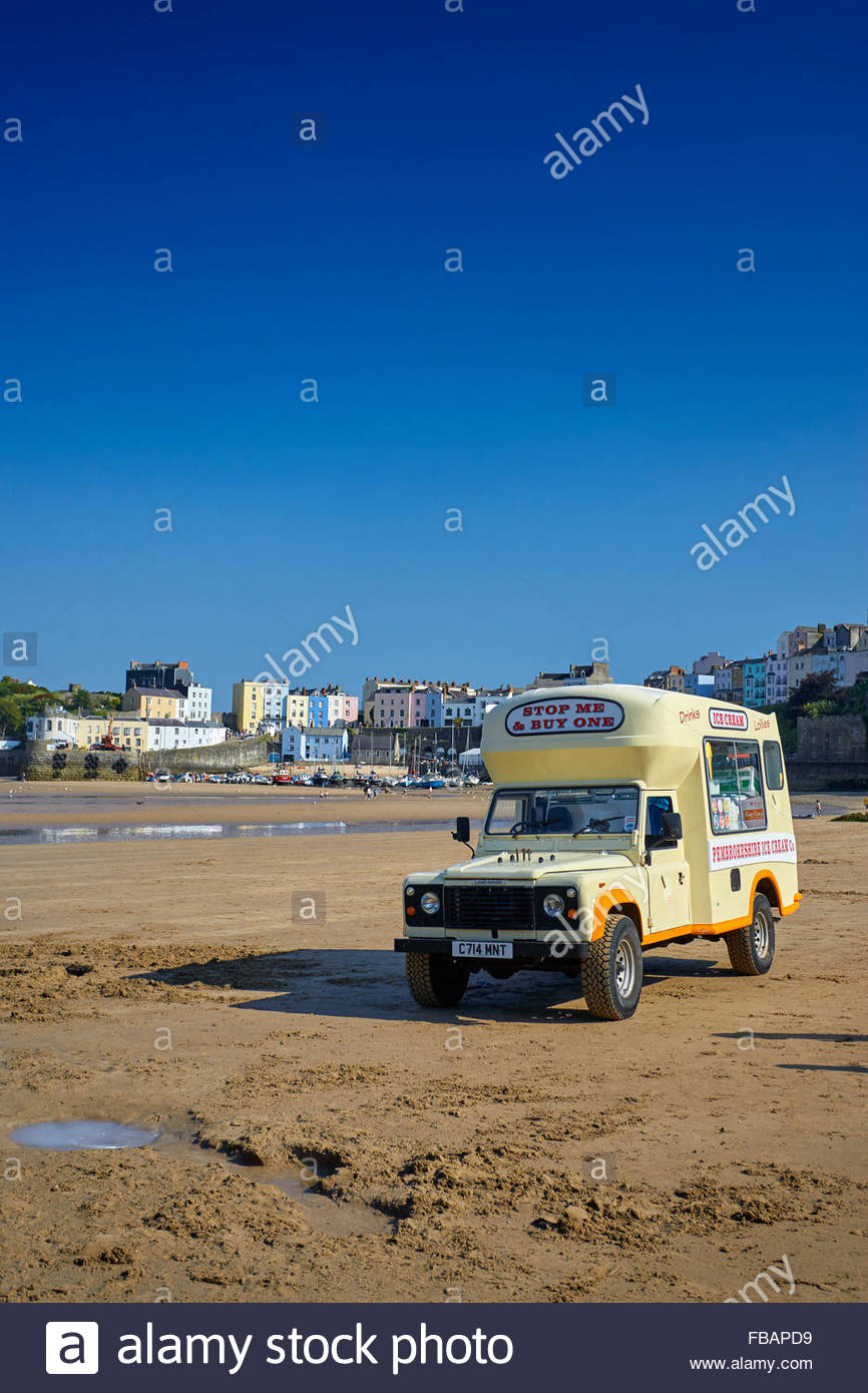 Eiswagen auf Tenby Strand in der Sonne, Tenby, Pembrokeshire, West Wales Stockfoto