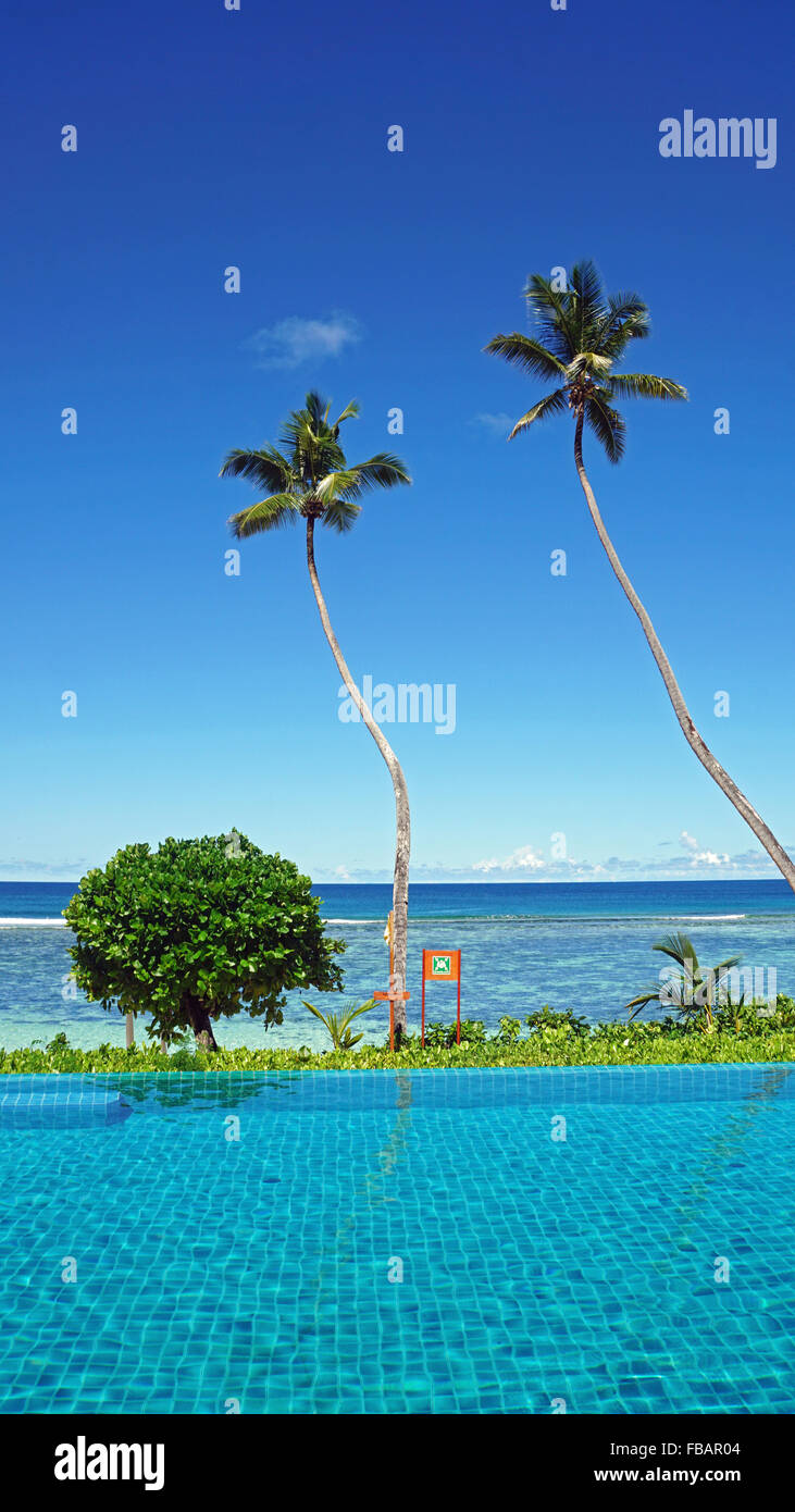 Schwimmbad in der Nähe der Indianocean auf der Insel Mahé Stockfoto