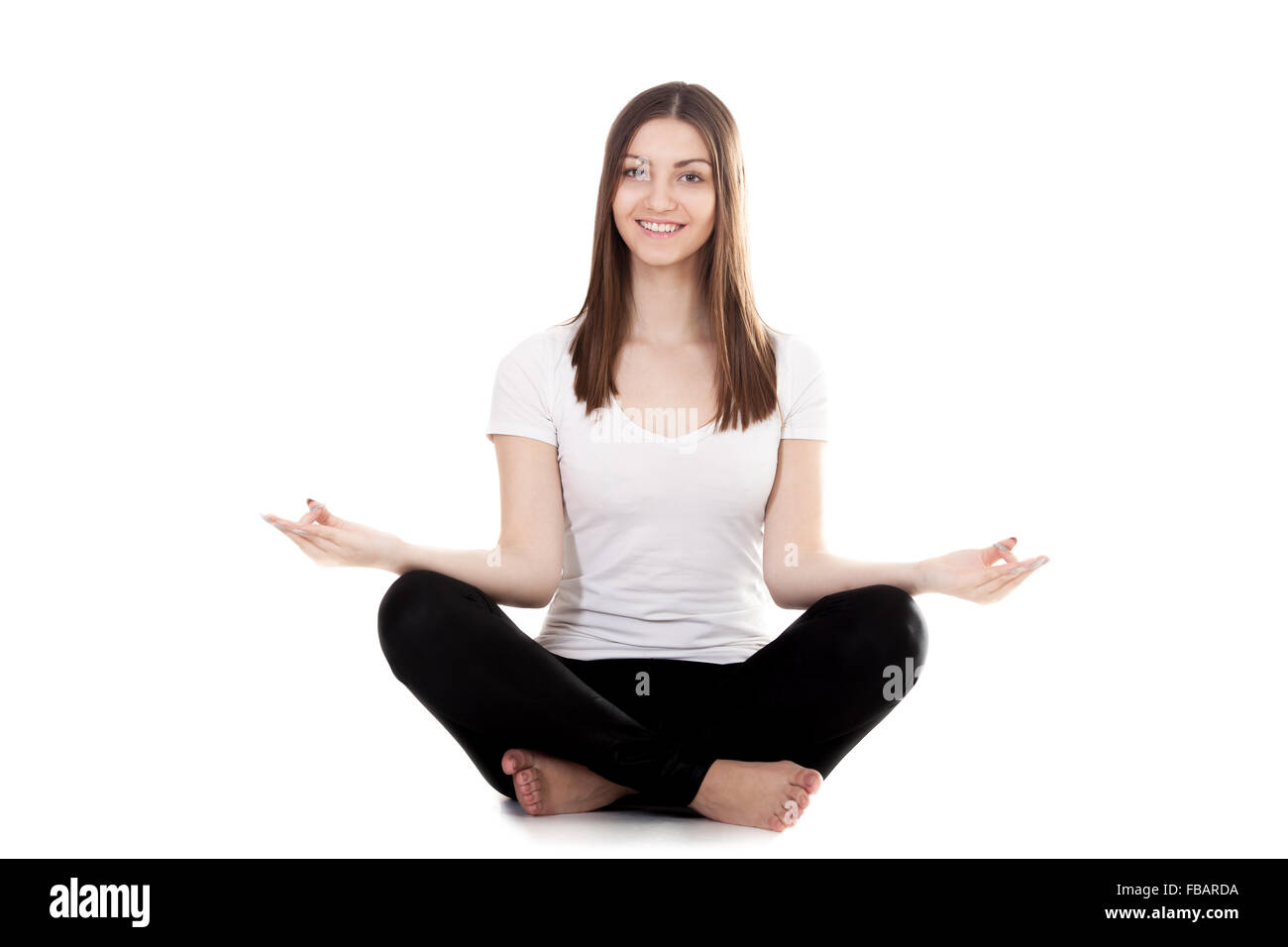 Sportlich Yogi Mädchen Übung im Lotussitz, Yoga pose Sukhasana (einfache Pose, anständige darstellen, angenehm darstellen) mit Palmen in Mudra, s Stockfoto