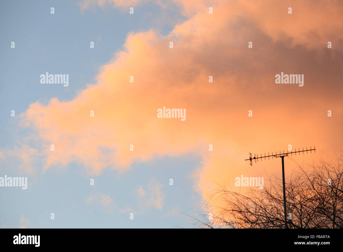 Abenddämmerung Wolkenbildung und Antenne Stockfoto