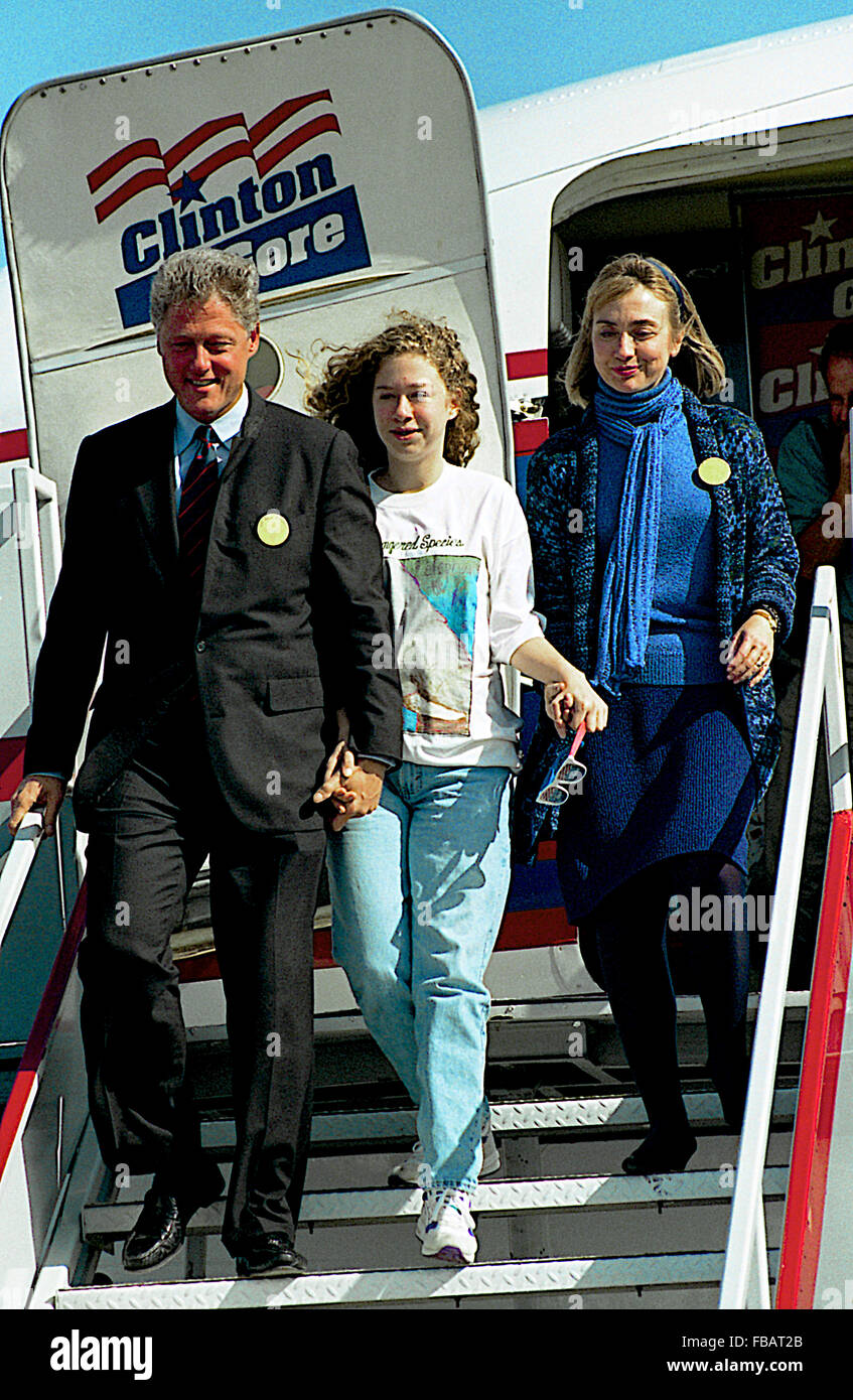 Little Rock, Arkansas, USA, 3. November 1992 Gouverneur (bald zu Präsident elect) William Jefferson Clinton mit Frau Hillary und Tochter Chelsea Sie die Schritte seiner Kampagne gehen Flugzeug zum letzten Mal, heute Morgen nach der Ankunft in Little Rock aus Denver die letzte Station auf seiner Kampagne vor der Abstimmung heute in seiner Heimatstadt.  Bildnachweis: Mark Reinstein Stockfoto