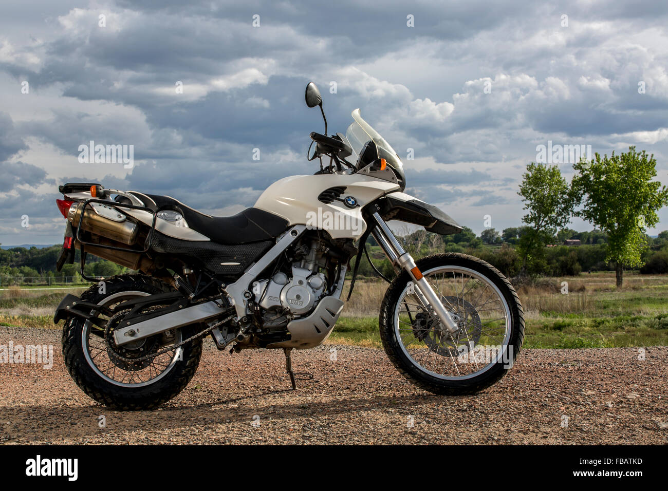Ein BMW Dacar Motorrad geparkt im Landeseinstellungen, so dass das Gefühl von Reisen, genießen Sie die Sehenswürdigkeiten der Welt. Stockfoto