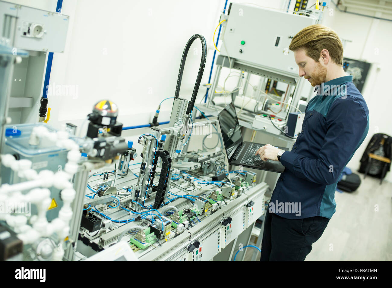 Ingenieur in der Fabrik Stockfoto