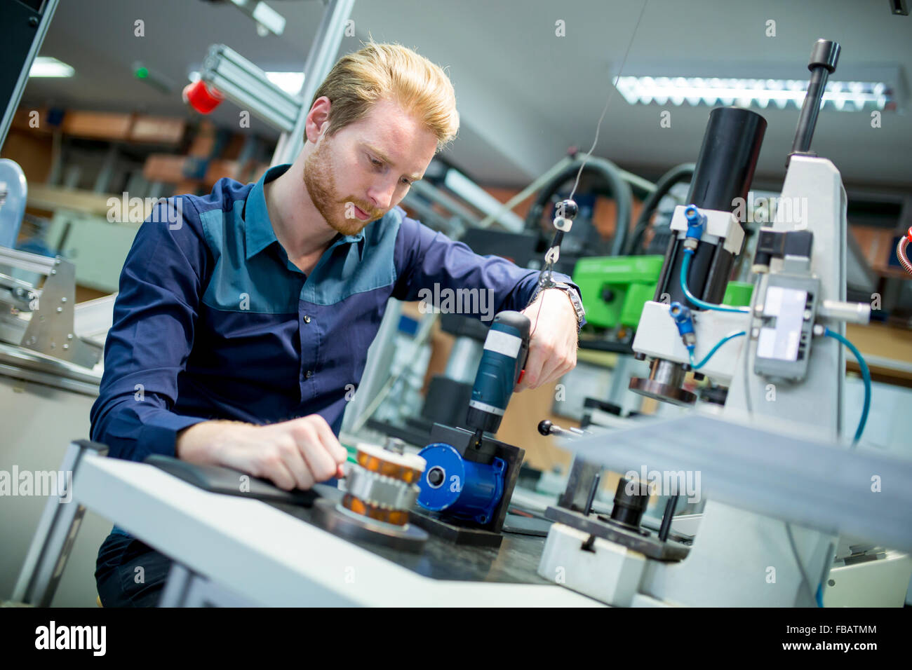 Ingenieur in der Fabrik Stockfoto