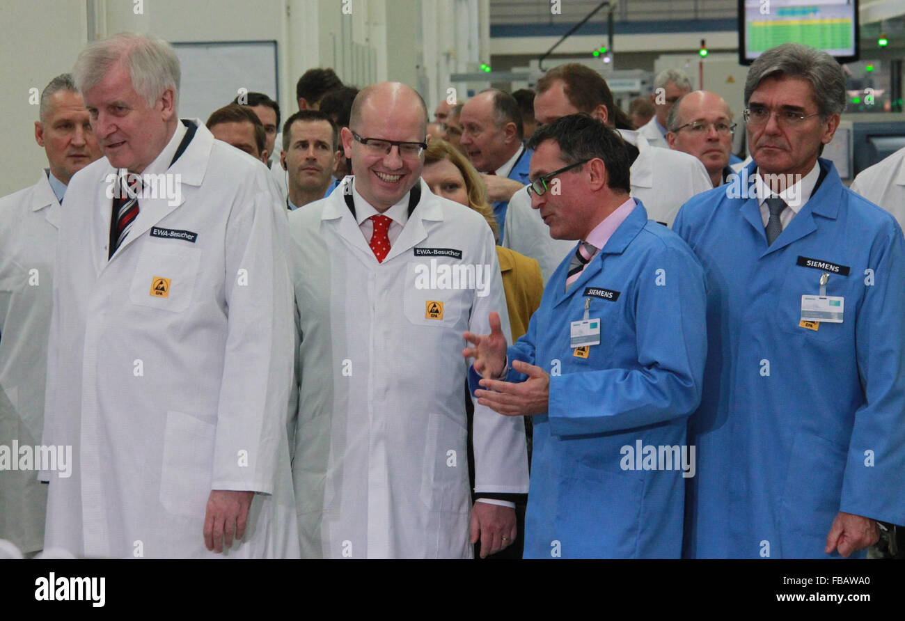 Amberg, Deutschland. 13. Januar 2015. Der Gouverneur des deutschen Staates Bayern Horst Seehofer, links, tschechische Premierminister Bohuslav Sobotka, zweiter von links und Siemens-Chef Joe Kaeser, rechts, besuchen Sie das Siemens Gerätewerk Amberg, Deutschland, am Dienstag, 13. Januar 2015. © Martin Weiser/CTK Foto/Alamy Live-Nachrichten Stockfoto
