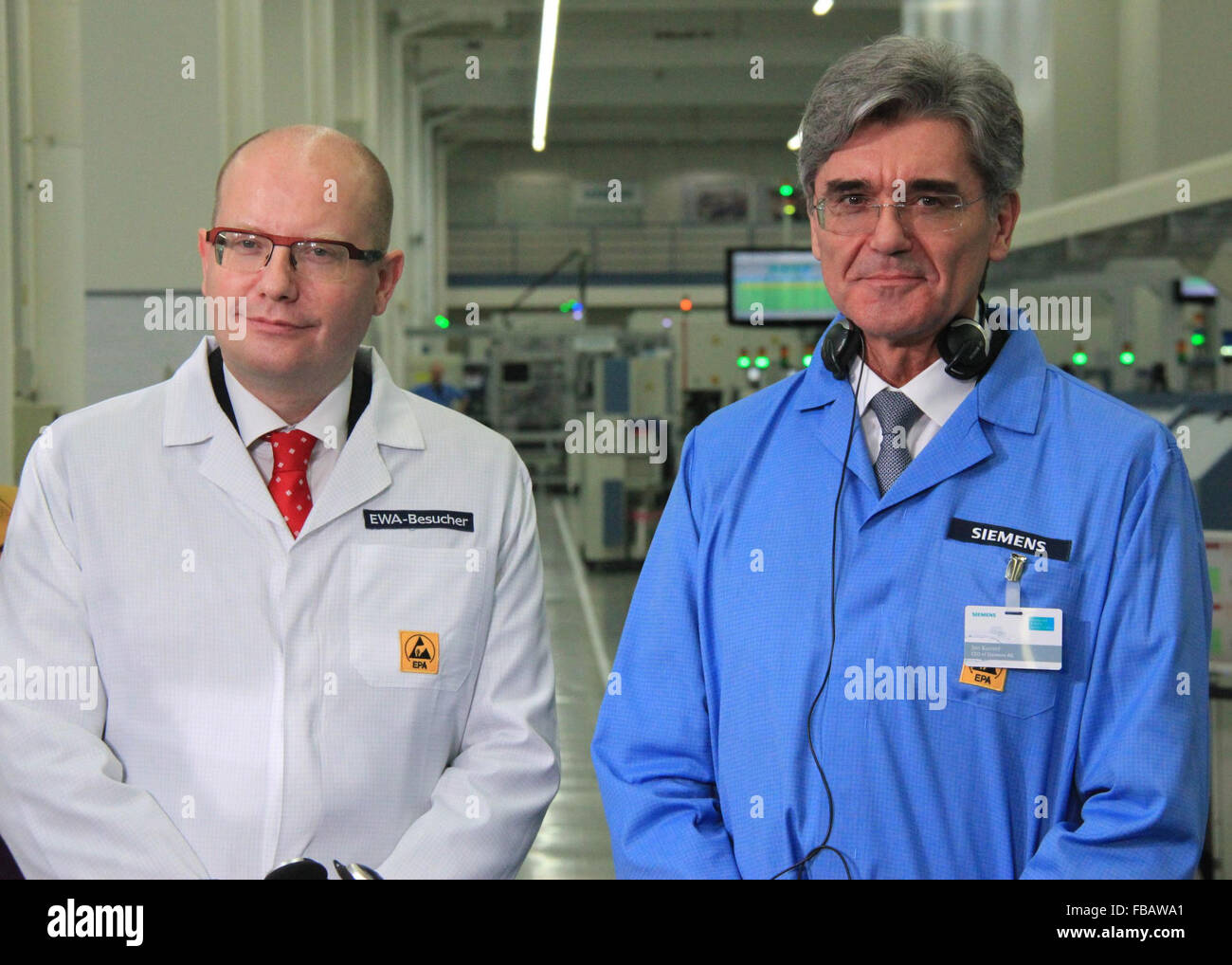 Amberg, Deutschland. 13. Januar 2015. Tschechische Premierminister Bohuslav Sobotka (links) und Siemens-Chef Joe Kaeser stellen zusammen an das Siemens Gerätewerk Amberg, Deutschland, am Dienstag, 13. Januar 2015. © Martin Weiser/CTK Foto/Alamy Live-Nachrichten Stockfoto
