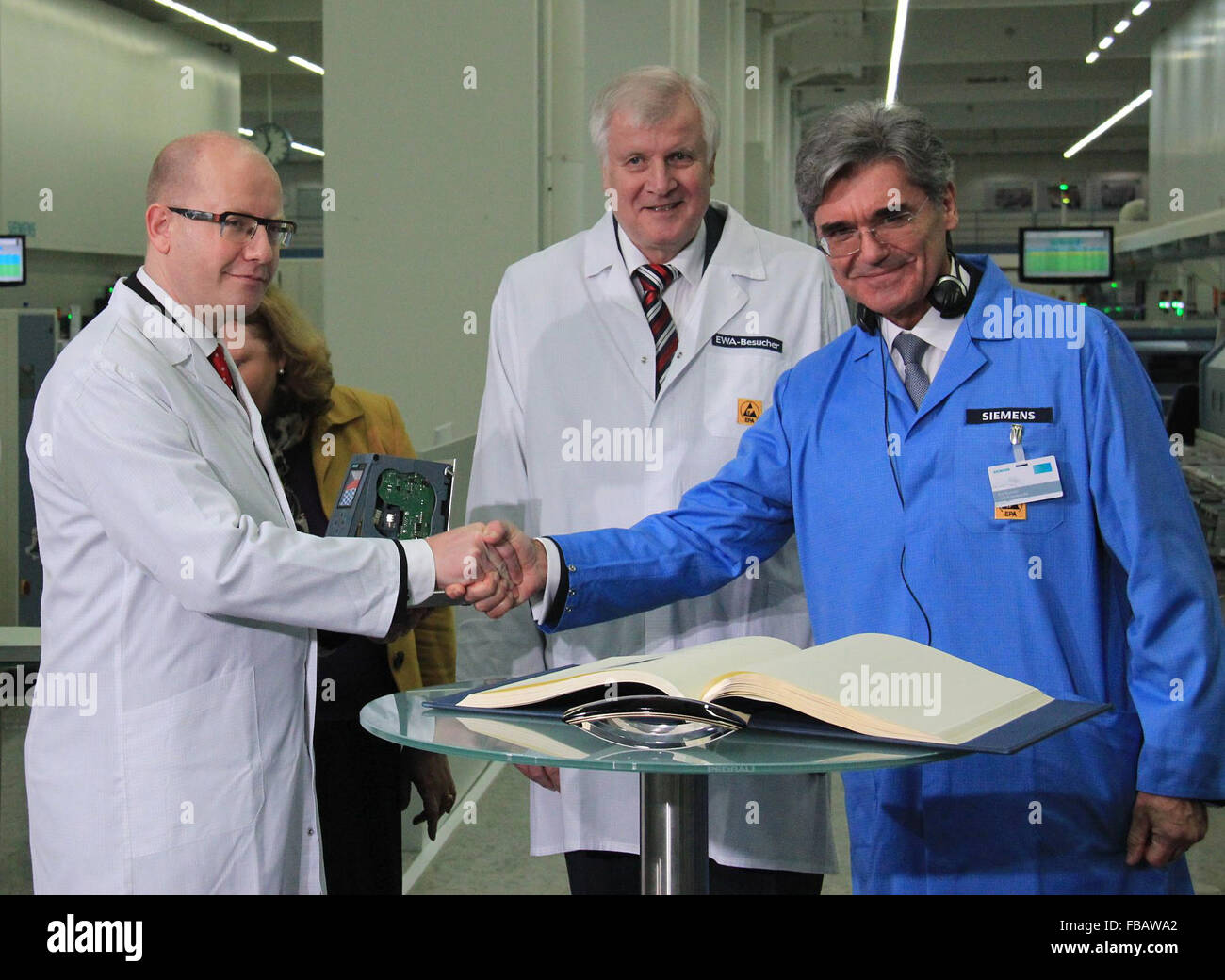 Amberg, Deutschland. 13. Januar 2015. Der tschechische Ministerpräsident Bohuslav Sobotka (links) schüttelt Hände mit Siemens-Chef Joe Kaeser zum Gouverneur des deutschen Staates Bayern Horst Seehoferat steht Zentrum bei der Siemens Gerätewerk Amberg, Deutschland, am Dienstag, 13. Januar 2015. © Martin Weiser/CTK Foto/Alamy Live-Nachrichten Stockfoto