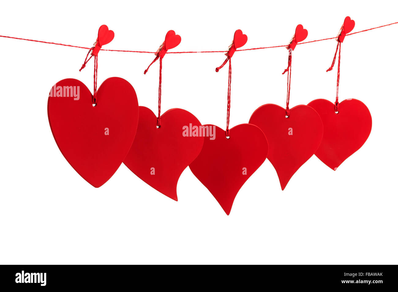 Fünf rote Valentine Herzen hängen von einer roten Schnur isoliert auf weißem Hintergrund Stockfoto