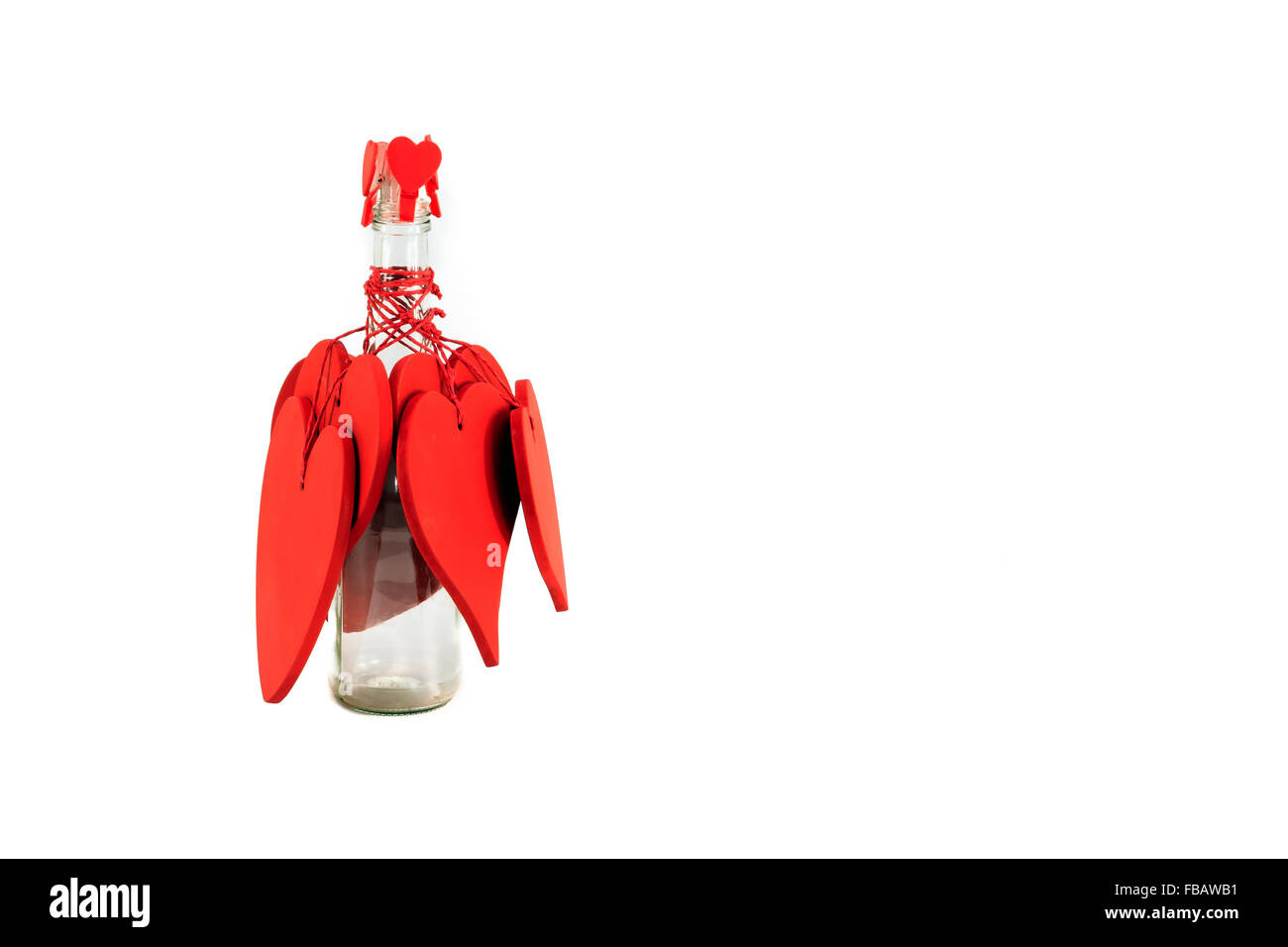 Red Valentine Herzen dekorieren eine Glasflasche isoliert auf weißem Hintergrund Stockfoto