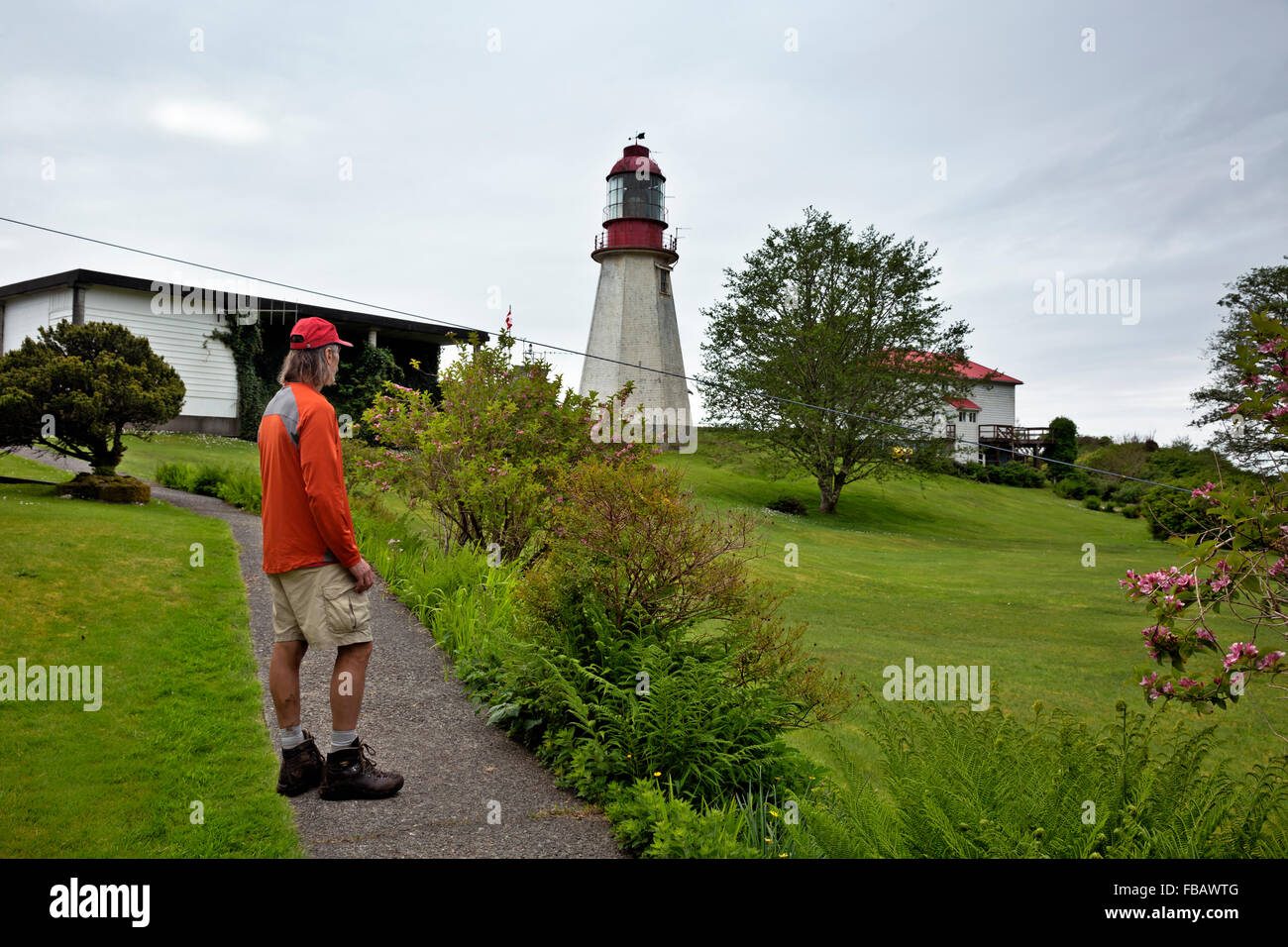 BRITISH COLUMBIA - West Coast Trail Wanderer besuchen den Leuchtturm am Pachena Punkt auf der pazifischen Küste von Vancouver Island. Stockfoto