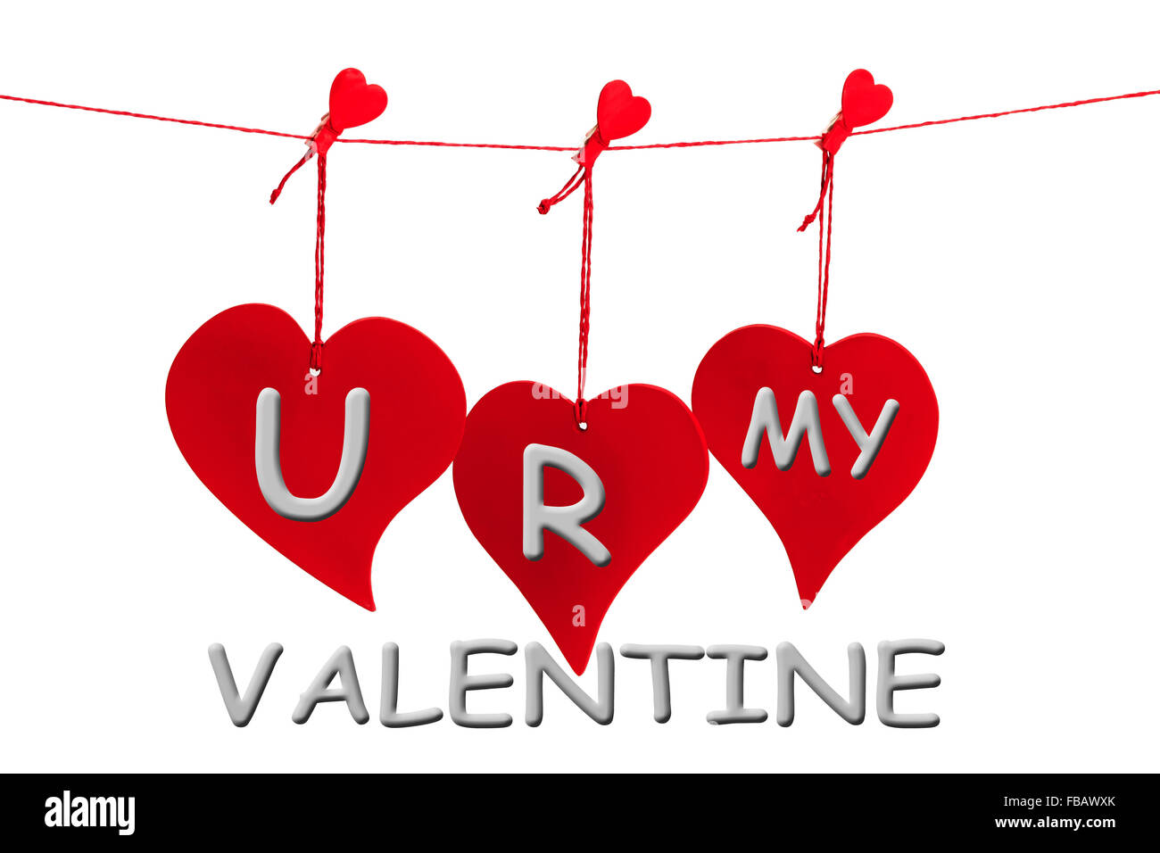 Drei rote Herzen mit U R MY VALENTINE Text grau isoliert auf weißem Hintergrund hängen Stockfoto