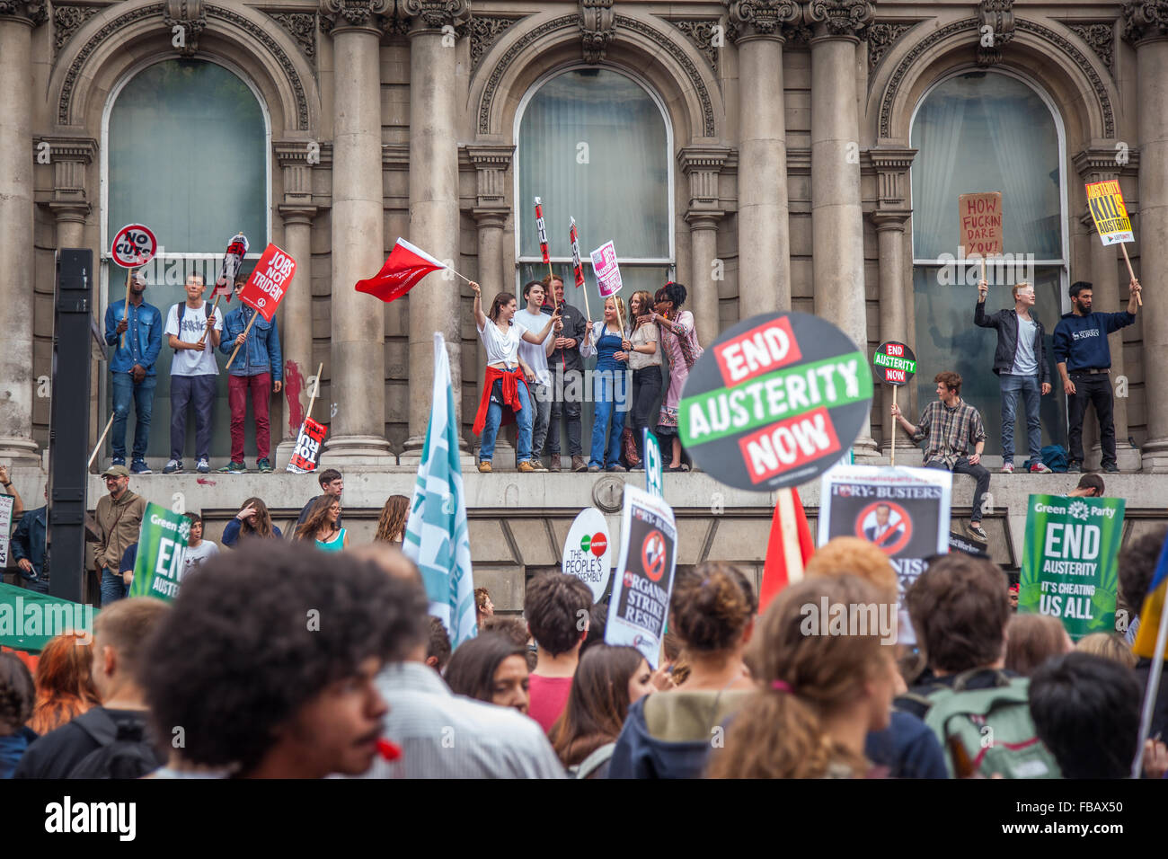 Studenten protestieren & amüsieren sich bei London Rallye gegen Sparpolitik Stockfoto
