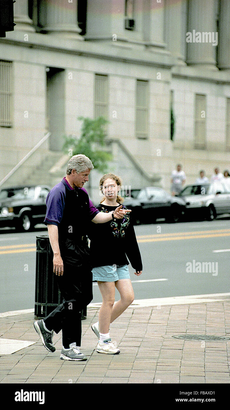 Washington, DC, USA, 23. Mai 1993 Präsident William Clinton zusammen mit seiner Tochter Chelsea Fuß in die B. Dalton Buchhandlung in der Nähe des weißen Hauses.  Bildnachweis: Mark Reinstein Stockfoto