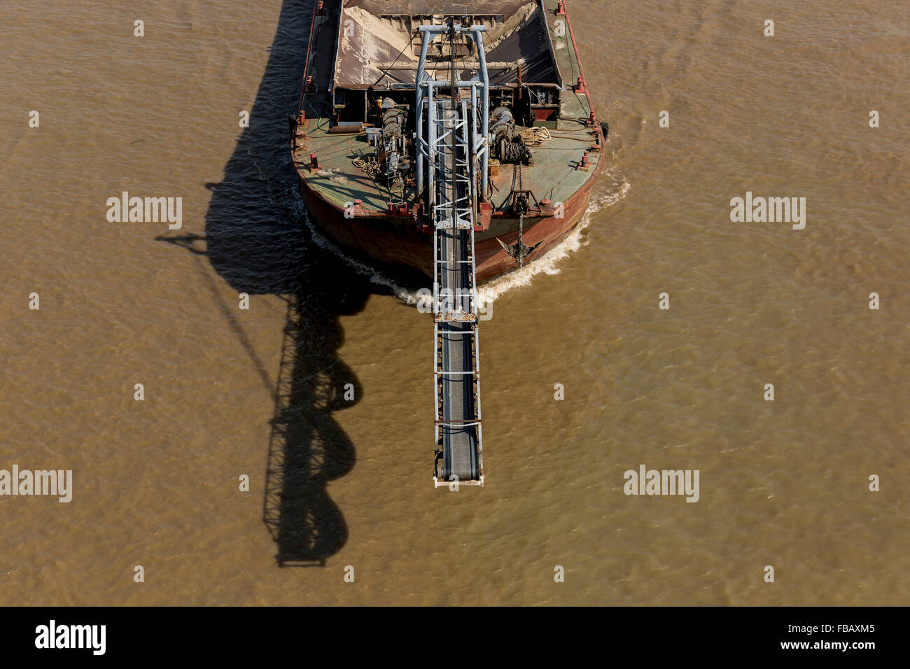 Bau-Schiff mit einem Förderband Stockfoto