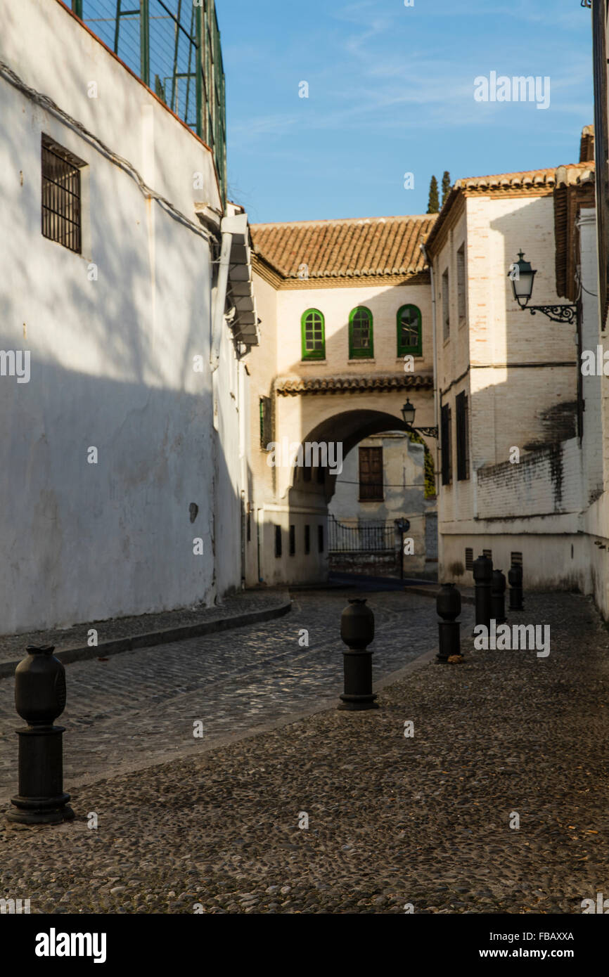 Kloster und das Kloster an der Seite Verkehr Poller mit dem Granatapfel-Symbol der Granada in der Nähe von dem Kopfsteinpflaster. Stockfoto