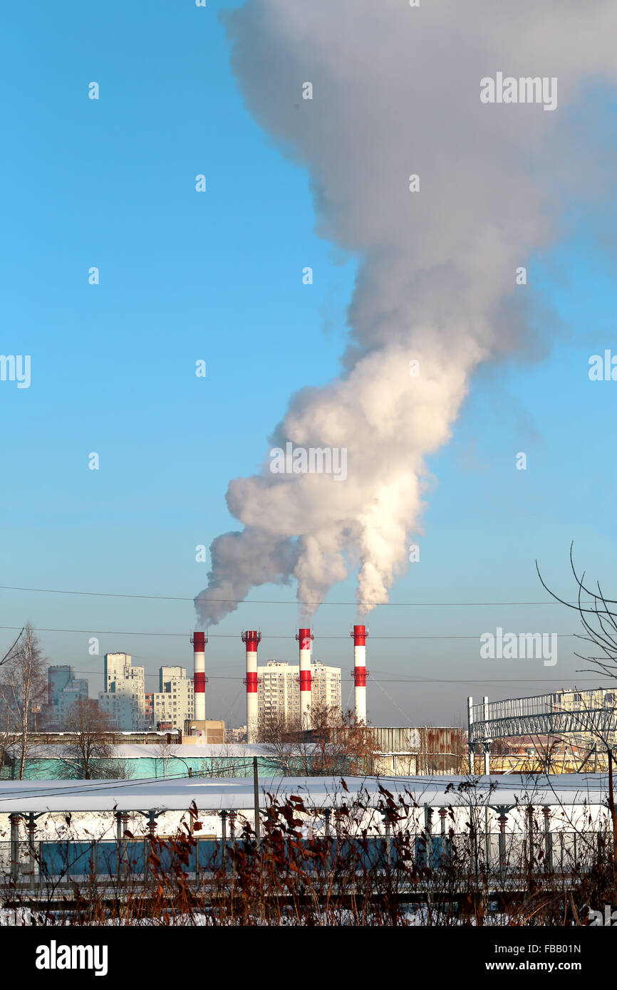 Wärmekraftwerk mit Rauch aus den Schornsteinen Stockfoto