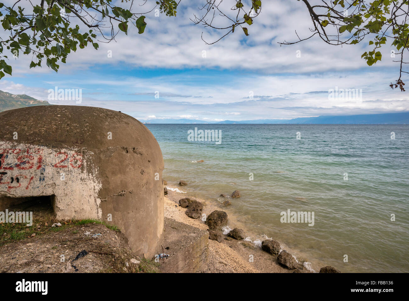 Bunker gebaut unter kommunistischen Diktators Hoxha am Ohrid-See, mazedonischen Ufer in Ferne, in der Nähe von Pogradec, Albanien Stockfoto
