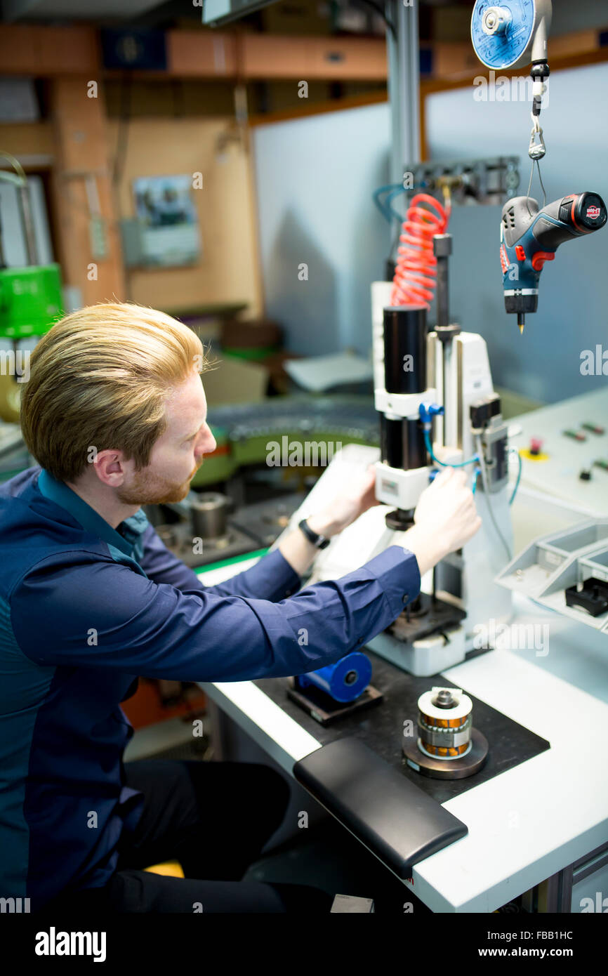 Ingenieur in der Fabrik Stockfoto