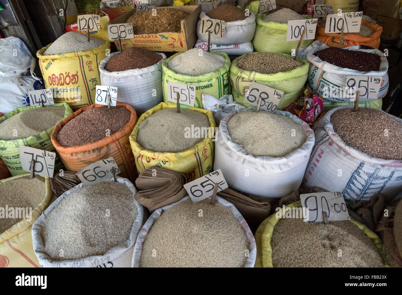 Eine Auswahl an Säcken gefüllt mit verschiedenen Gewürzen auf dem Obst- und Gemüsemarkt von Kandy in Kandy, Sri Lanka Stockfoto