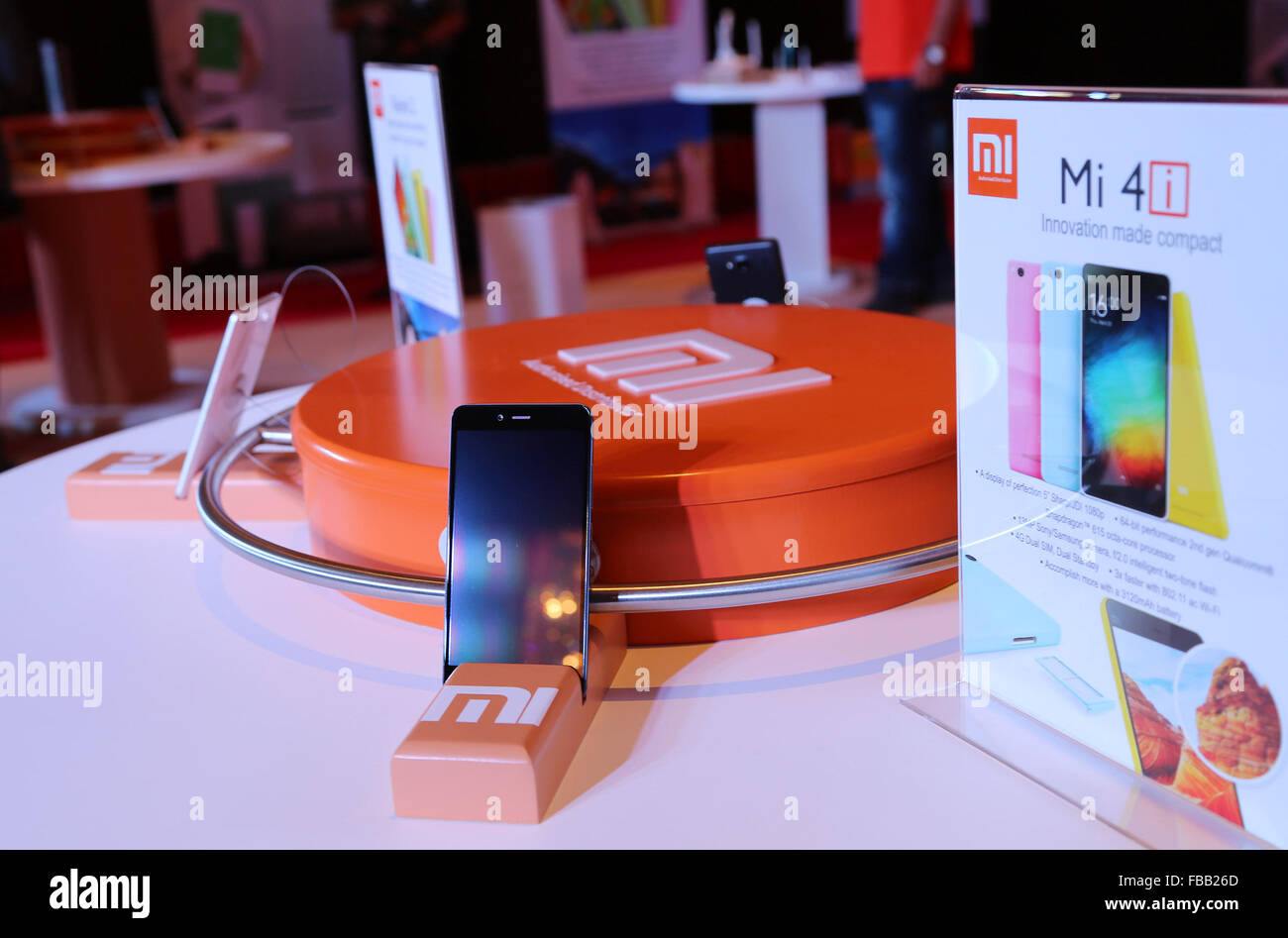 Dubai. 13. Januar 2016. Foto aufgenommen am 13. Januar 2016 zeigt das Xiaomi Smartphone auf dem Display an der Startschuss-Zeremonie in Dubai, Vereinigte Arabische Emirate. Der weltweit viertgrößte Hersteller von Mobiltelefonen, Chinas Xiaomi startete Mittwoch eine Vielzahl seiner Produkte in Partnerschaft mit Sitz in Dubai Aufgabe FZCO Firma. Xiaomi plant, einen beträchtlichen Marktanteil in dem schnell wachsenden Smartphone-Markt im Nahen Osten und Nordafrika (MENA) zu erwerben. © Tian Wei/Xinhua/Alamy Live-Nachrichten Stockfoto