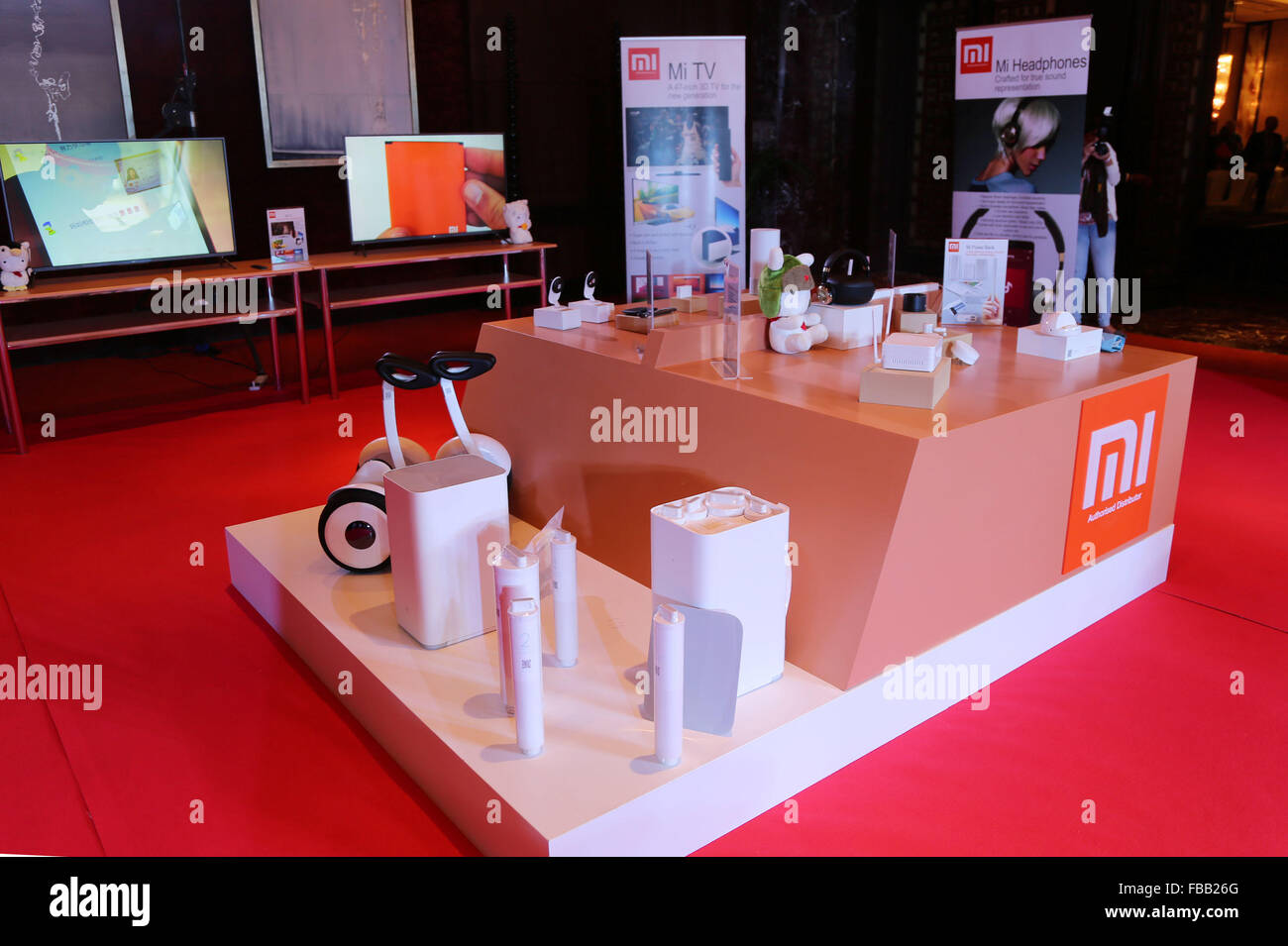 Dubai. 13. Januar 2016. Foto aufgenommen am 13. Januar 2016 zeigt die Xiaomi Produkte auf dem Display an der Startschuss-Zeremonie in Dubai, Vereinigte Arabische Emirate. Der weltweit viertgrößte Hersteller von Mobiltelefonen, Chinas Xiaomi startete Mittwoch eine Vielzahl seiner Produkte in Partnerschaft mit Sitz in Dubai Aufgabe FZCO Firma. Xiaomi plant, einen beträchtlichen Marktanteil in dem schnell wachsenden Smartphone-Markt im Nahen Osten und Nordafrika (MENA) zu erwerben. © Tian Wei/Xinhua/Alamy Live-Nachrichten Stockfoto