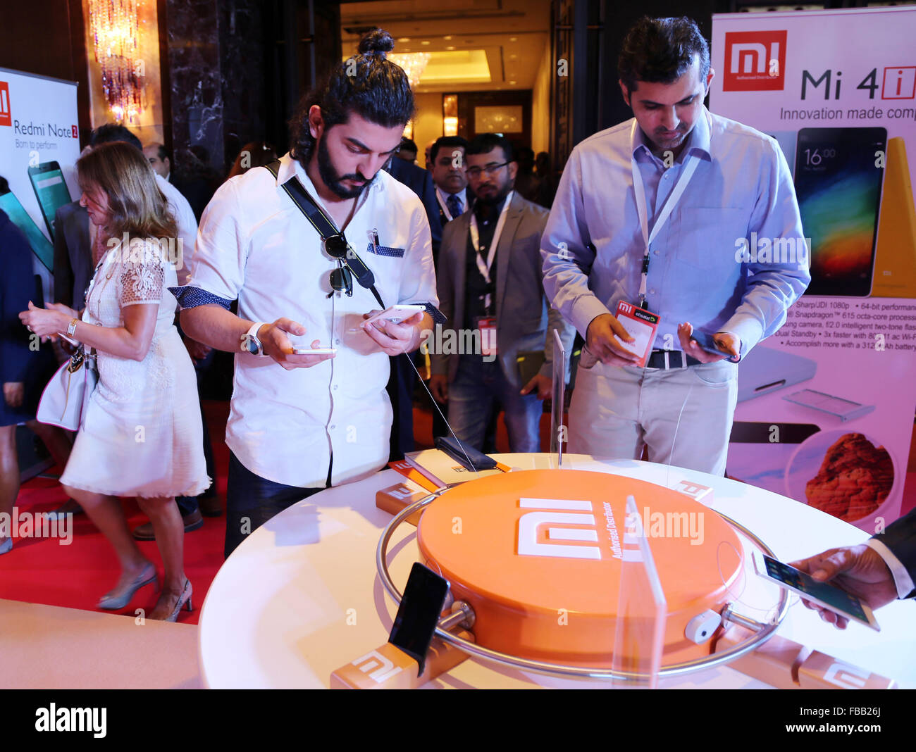 Dubai. 13. Januar 2016. Besucher erleben Xiaomi Produkte während der Startschuss-Zeremonie in Dubai, Vereinigte Arabische Emirate am 13. Januar 2016. Der weltweit viertgrößte Hersteller von Mobiltelefonen, Chinas Xiaomi startete Mittwoch eine Vielzahl seiner Produkte in Partnerschaft mit Sitz in Dubai Aufgabe FZCO Firma. Xiaomi plant, einen beträchtlichen Marktanteil in dem schnell wachsenden Smartphone-Markt im Nahen Osten und Nordafrika (MENA) zu erwerben. © Tian Wei/Xinhua/Alamy Live-Nachrichten Stockfoto