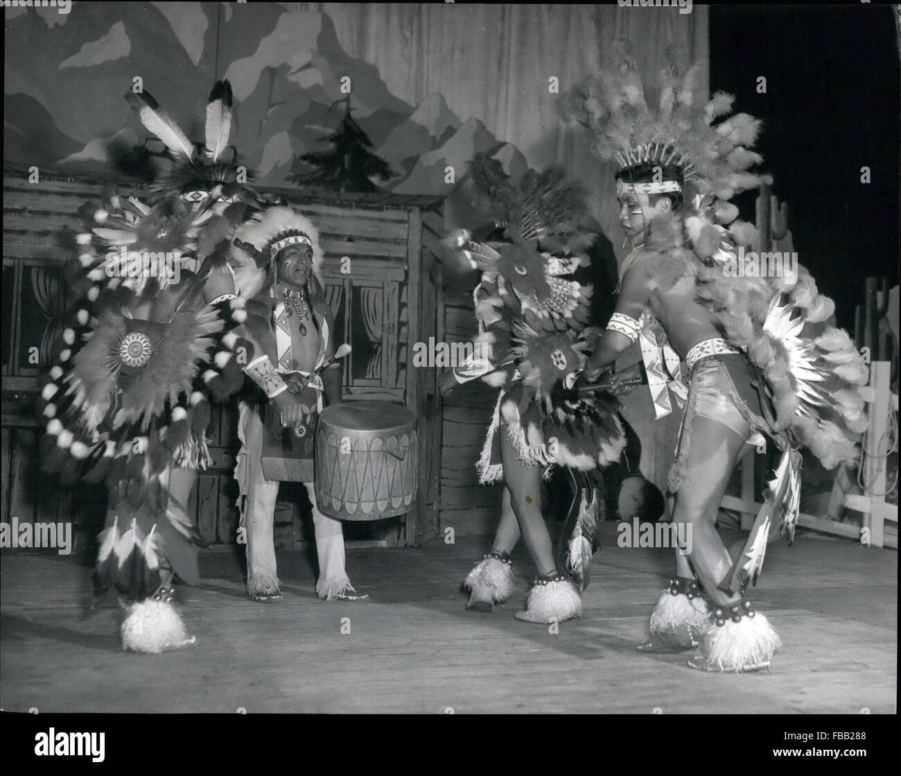 1972 - "ehrlicher" Injun'' '-sie sind echte Indianer: der Cowboys traditionellen Feind war der Indianer. Der gebürtige Inder des Amerikas ist heute eine geschützte Bürgerinnen und Bürger auf seine eigenen Vorbehalte. nicht oft verlassen seines Heimatstaates. Aber international - berühmte Cowboy Gene Autrey hat einige echte Jemez-Indianer aus dem Land der Verzauberung, überzeugt als New Mexico bekannt, seine beitreten tourt Western Show, jetzt bei der Londoner Kaiserin Halle. Genießen Sie ihre erste Reise ins Ausland, diese, unter der Leitung von ihrem Chef, '' weiße Wolke '', Tänzer ihre traditionellen Buffalo, Hoop, Horse-Tail und Krieg Tänze, th Stockfoto