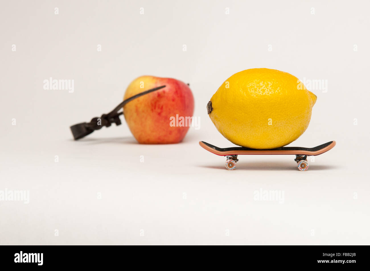 Zitrone auf einem Skateboard, Sport und eine gesunde Lebensweise zu vertreten Stockfoto