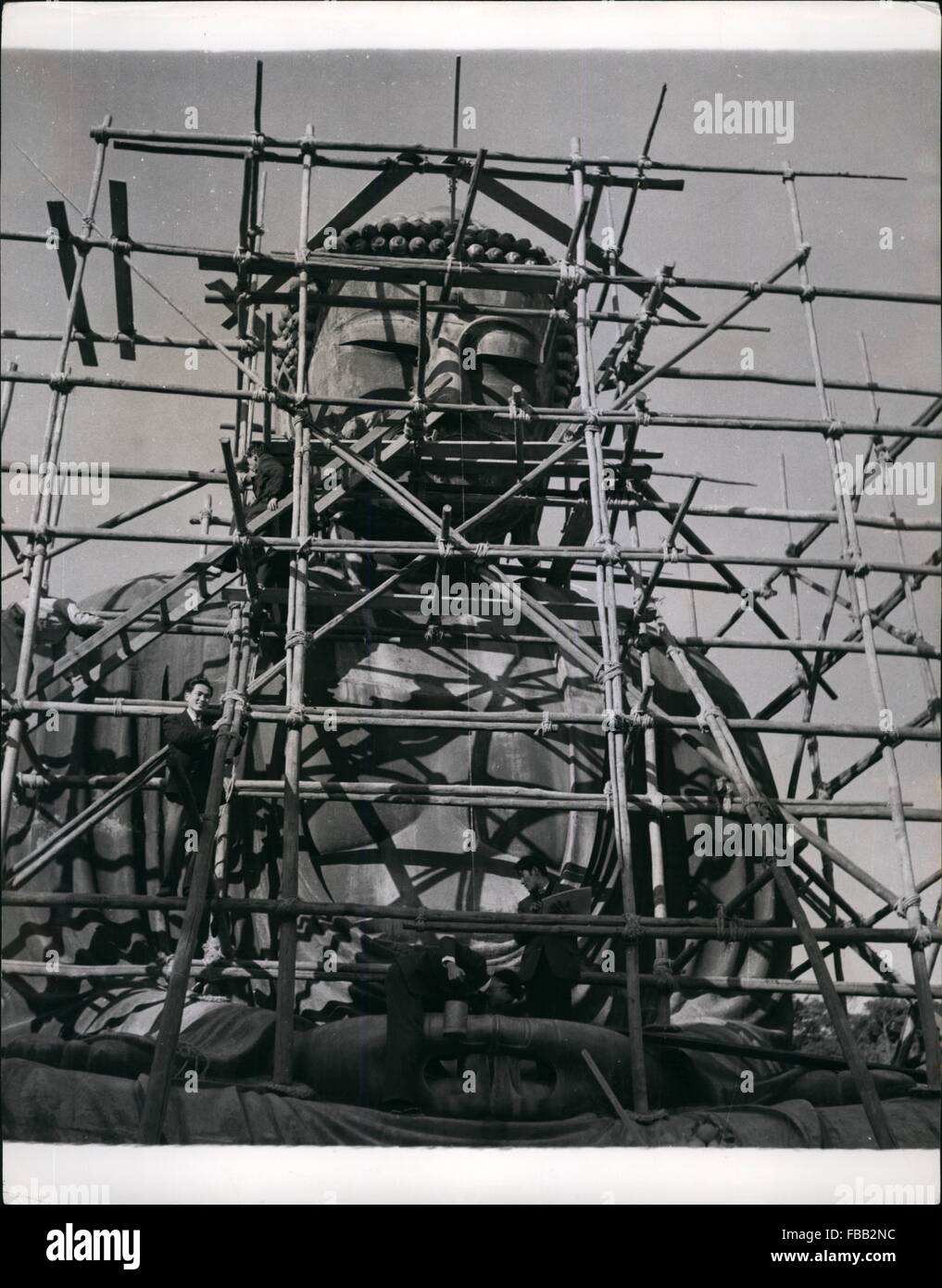 1955 - Frühjahrsputz einen 700-Jahr-alten Buddha. Die '' Amida Buddha'' inspiriert A Kipling Gedicht ist 36 Füße hoch aufragenden Bronzestatue des Amida Buddha (Lord des grenzenlosen Lichts) in Kamakura, Japan, 705 Jahren errichtet ist, die eine strukturelle Komplettinspektion und Reinigung - die erste seit vielen Jahren. Es wird dann ein Nationalschatz bezeichnet werden. Die 38 Fuß hohe Statue wurde im Jahre 1252 von Ono Goroemon, berühmte 13. Jahrhundert Skulptur gegossen. Es wurde ursprünglich in einem großen nie ersetzt eingefasst. Die Höhe des Buddha von seinem Sockel beträgt 53 Fuß. Seine Breite beträgt 16 Fuß und Tiefe beträgt 9 Fuß. Die Augen sind Stockfoto