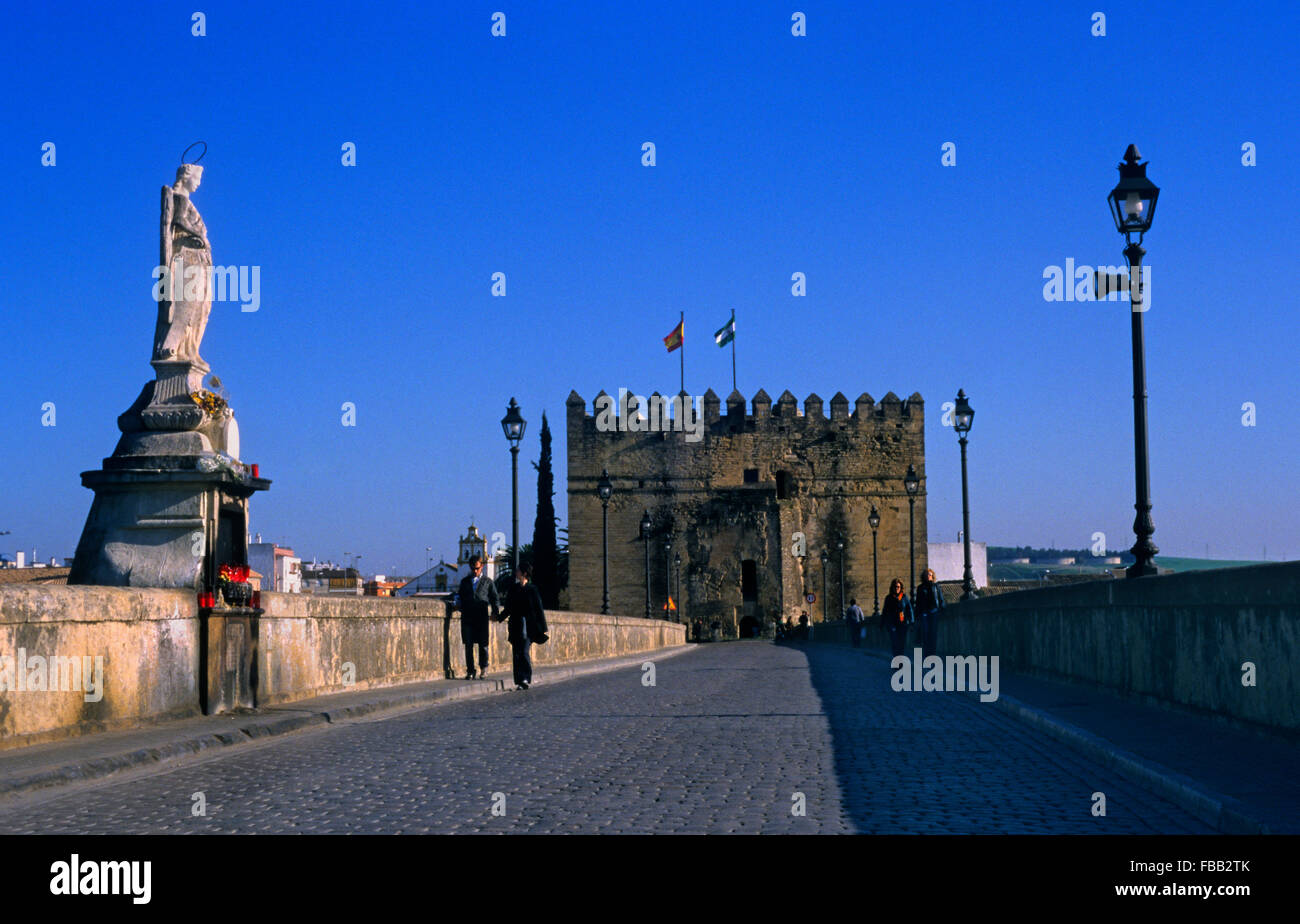 Cordoba.Andalusia Spanien: Römische Brücke, im Hintergrund Calahorra Turm Stockfoto