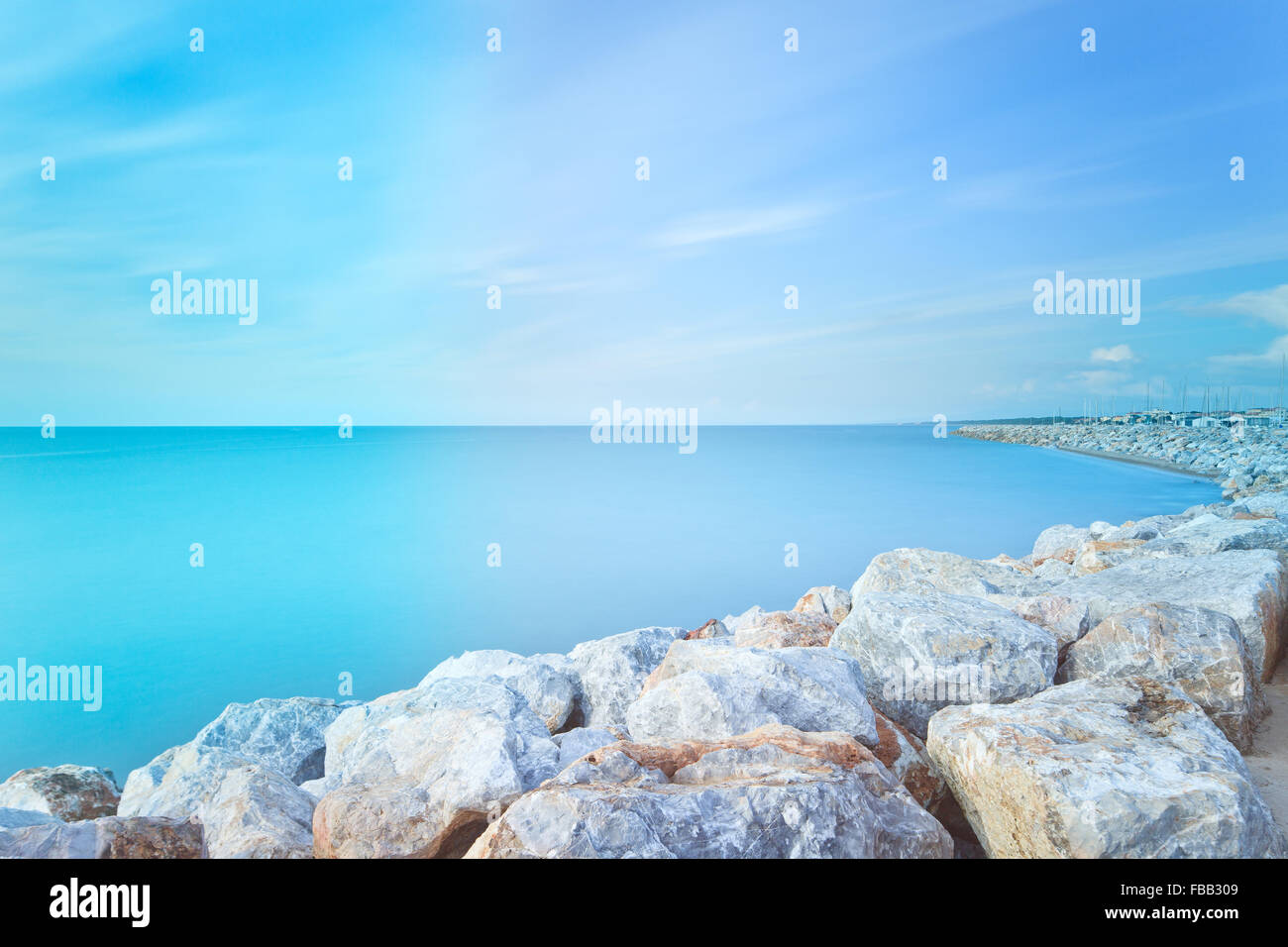 San Vincenzo Marina Hafen Wellenbrecher Felsen Bucht. Langzeitbelichtung Fotografie. Meer Reisen Reiseziel, Toskana, Italien. Stockfoto