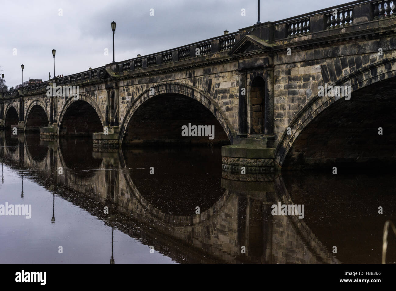 Schüsse aus einem Spaziergang entlang des Flusses Lune im Winter, High Tide für große Reflexionen und Stimmung gemacht. Stockfoto