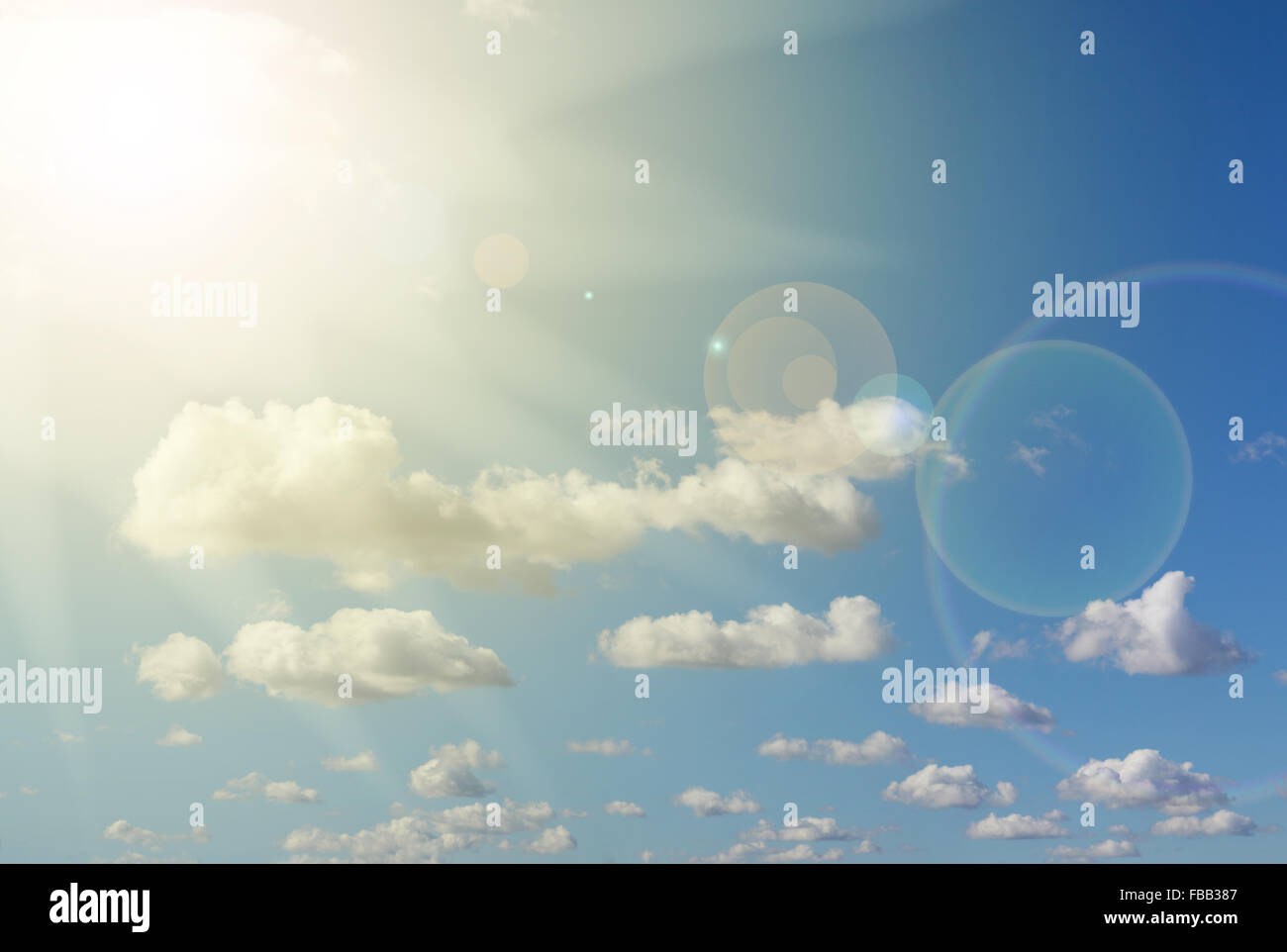 Sonnenlicht, Reflexlicht, blauer Himmel und Wolken Stockfoto