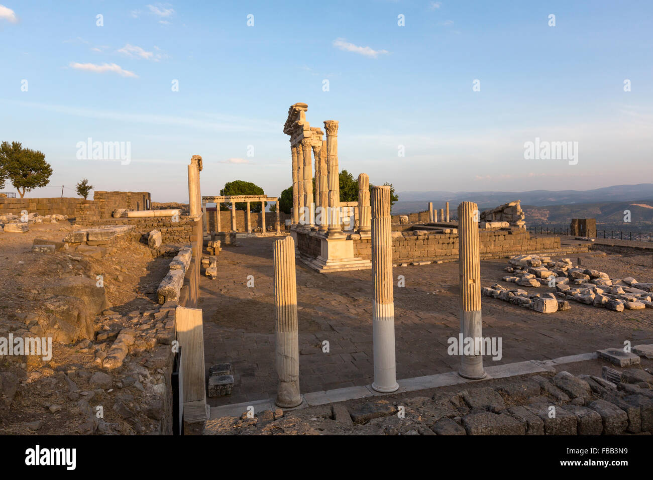 Abendlicht am Trajan Tempel Spalten auf Pergamon Akropolis, eine antike griechische Stadt eigentlich in Bergama, Stockfoto