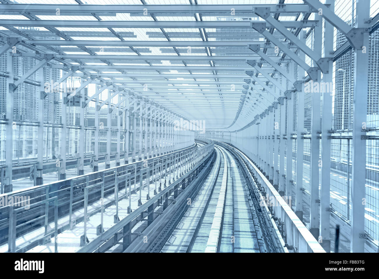 Tokyo Monorail Transport System Linie in Metall Tunnel Käfig. Blau getönt Stockfoto