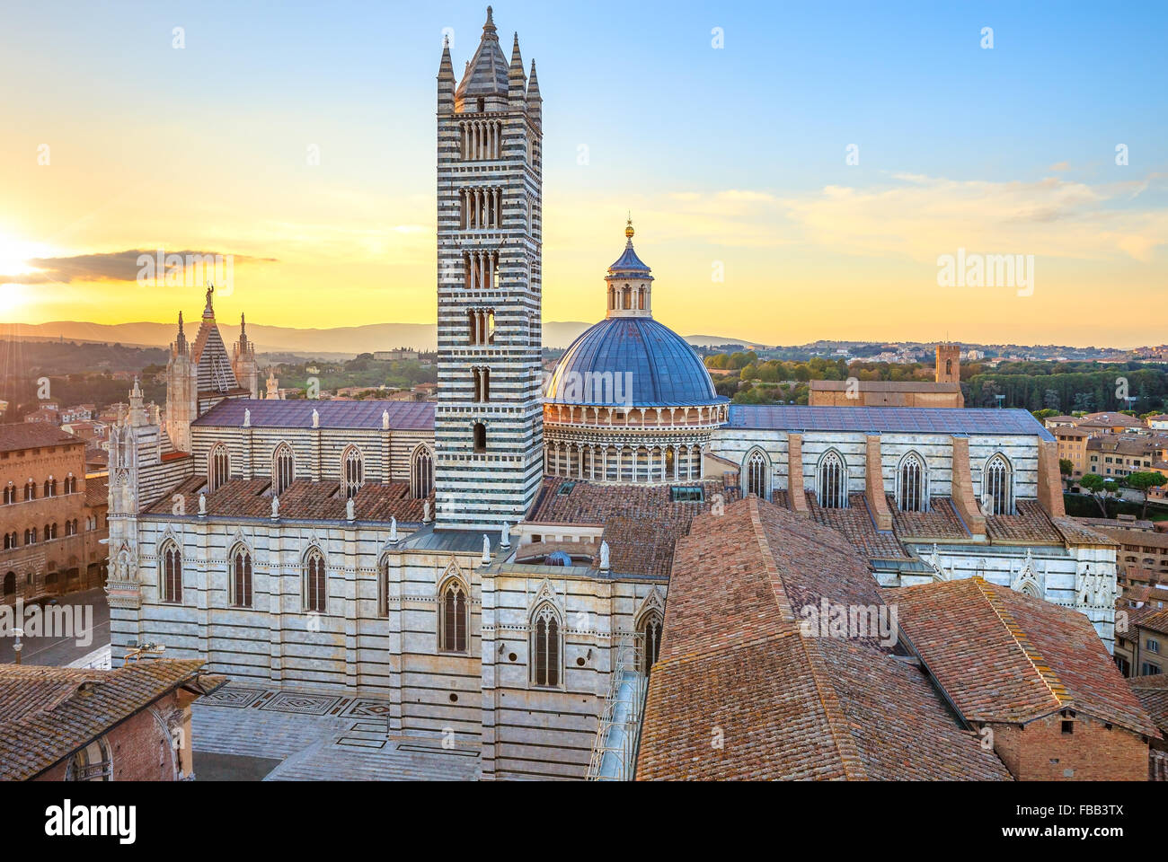Siena Sonnenuntergang Panorama Luftbild. Dom Dom-Wahrzeichen. Toskana, Italien. Stockfoto