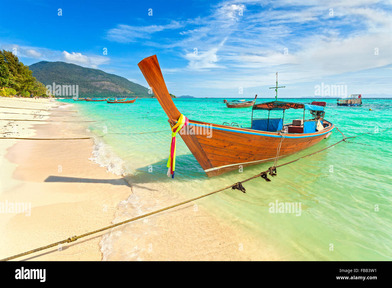 Longtail-Boot an einem wunderschönen Strand, Thailand. Stockfoto