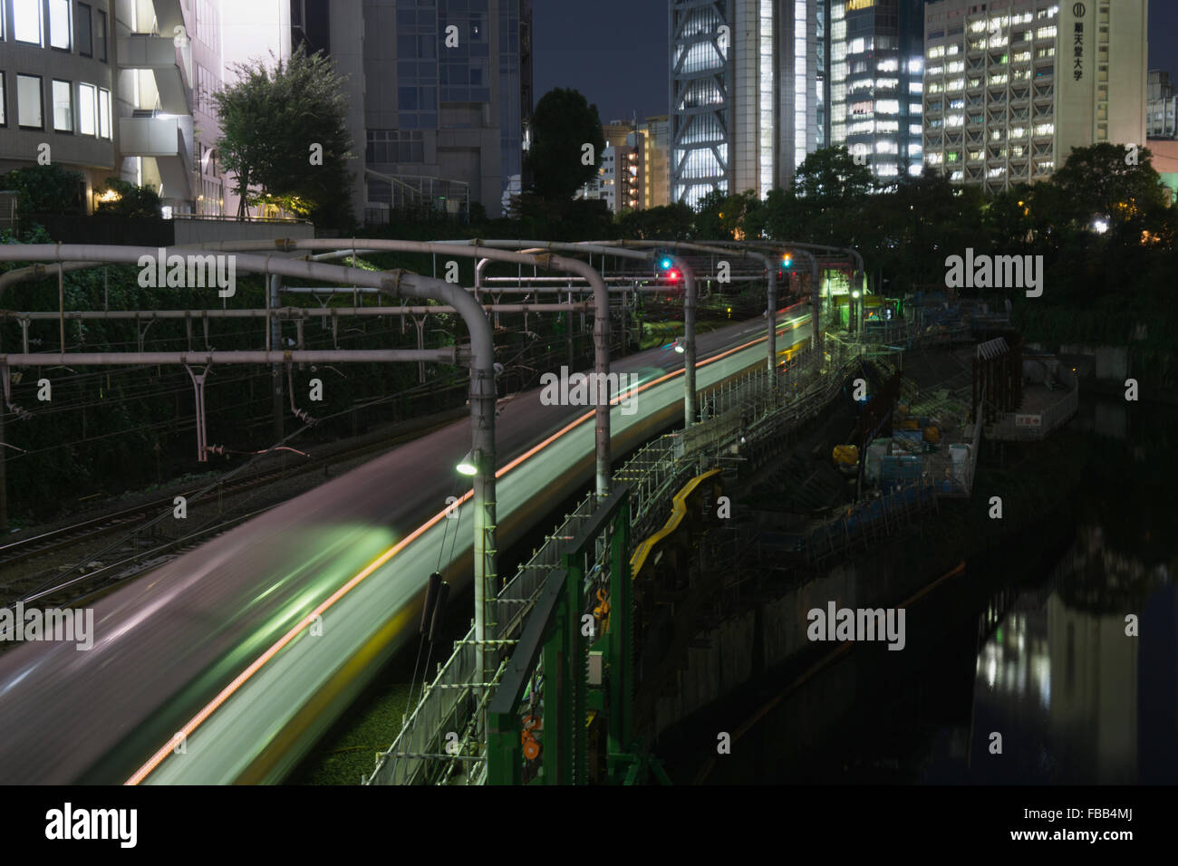 u-Bahn-Zug in der Nacht Stockfoto