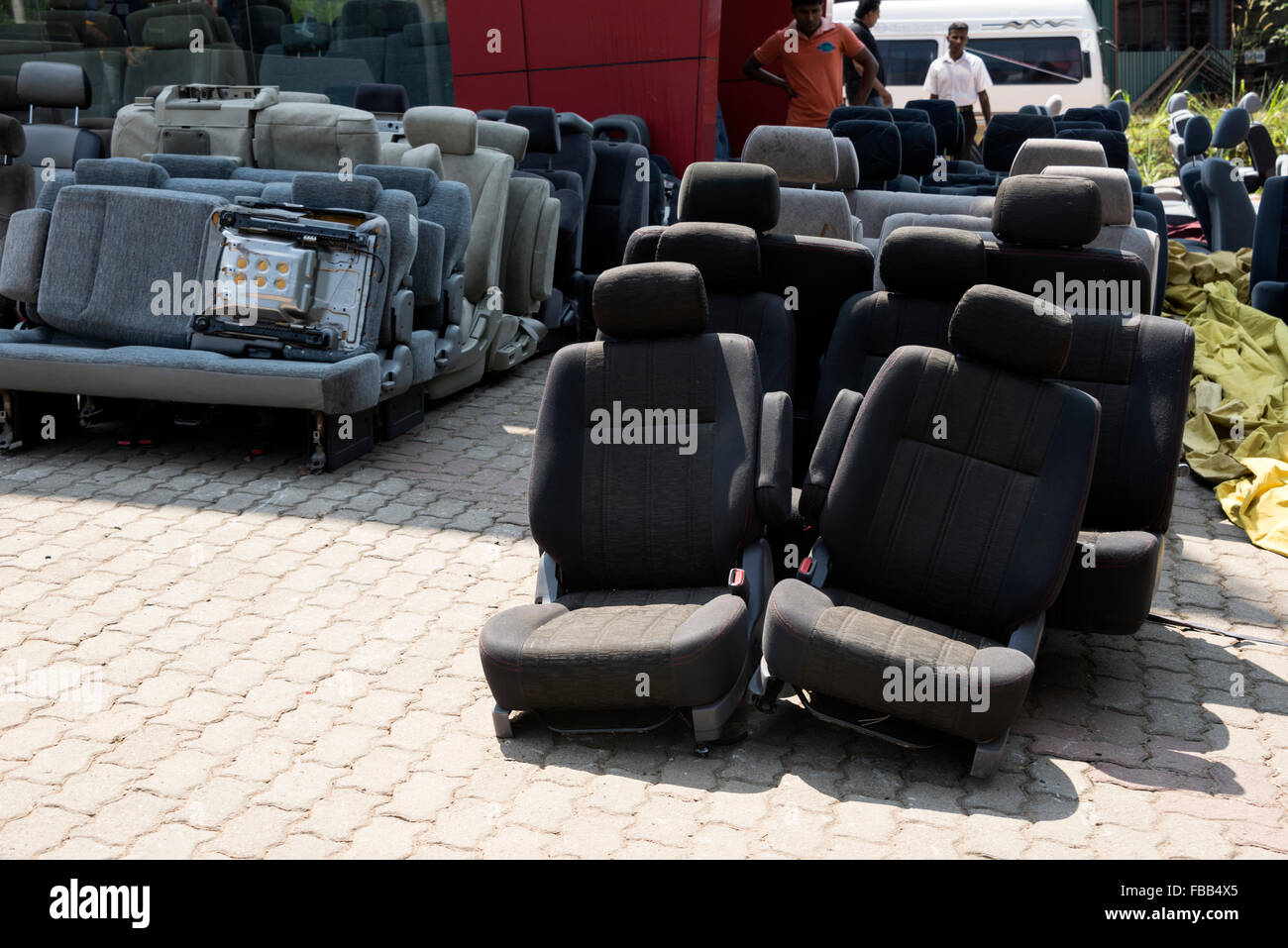 Lange Reihen der japanischen Kissen Autositze auf dem Vorplatz des Nilantha Kissen Werke (PVT) LTD neben der Autobahn A1 (Colombo-Kandy) Stockfoto