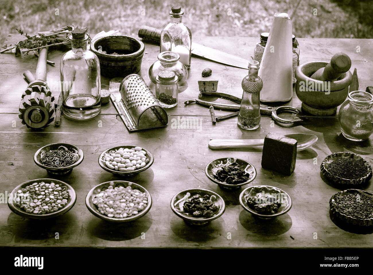 Der Natur-Apotheke. Vintage Mörser und Stößel, umgeben von verschiedenen Kräutern, Zutaten und Stärkungsmittel. Stockfoto
