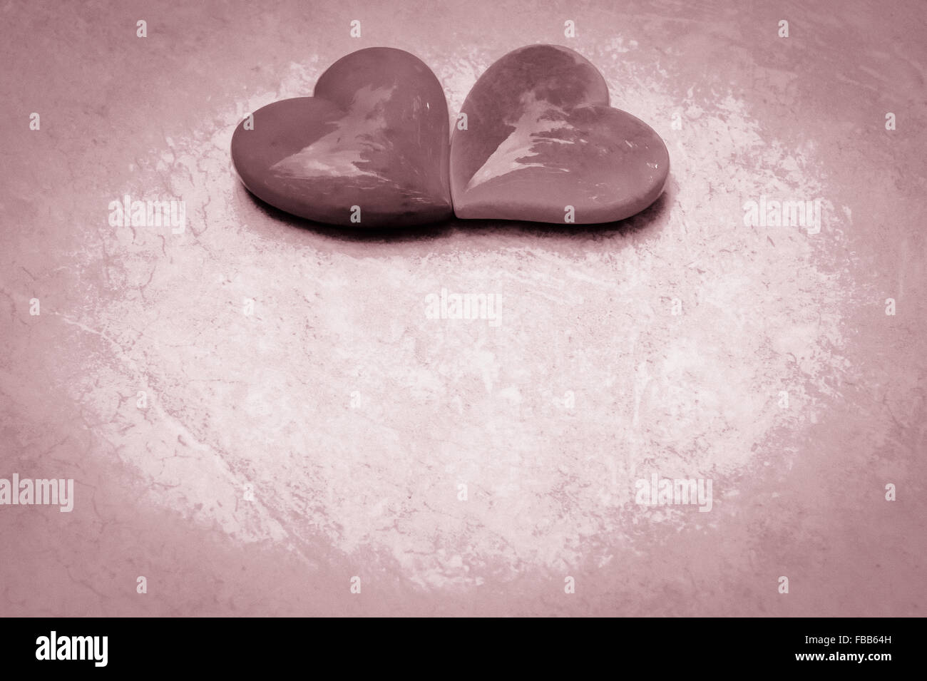Zwei Herzen kam als ein Hintergrund. Zwei Herzen auf hellen Pastell rosa Hintergrund mit Textfreiraum. Stockfoto